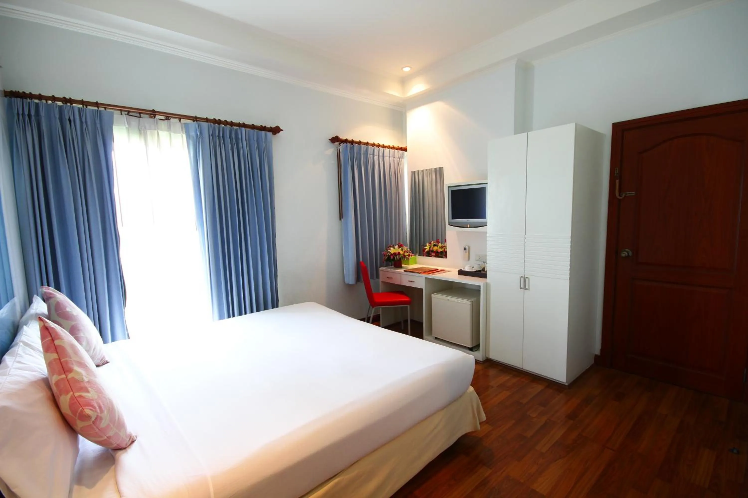 Photo of the whole room, Bed in Calypzo Bangkok