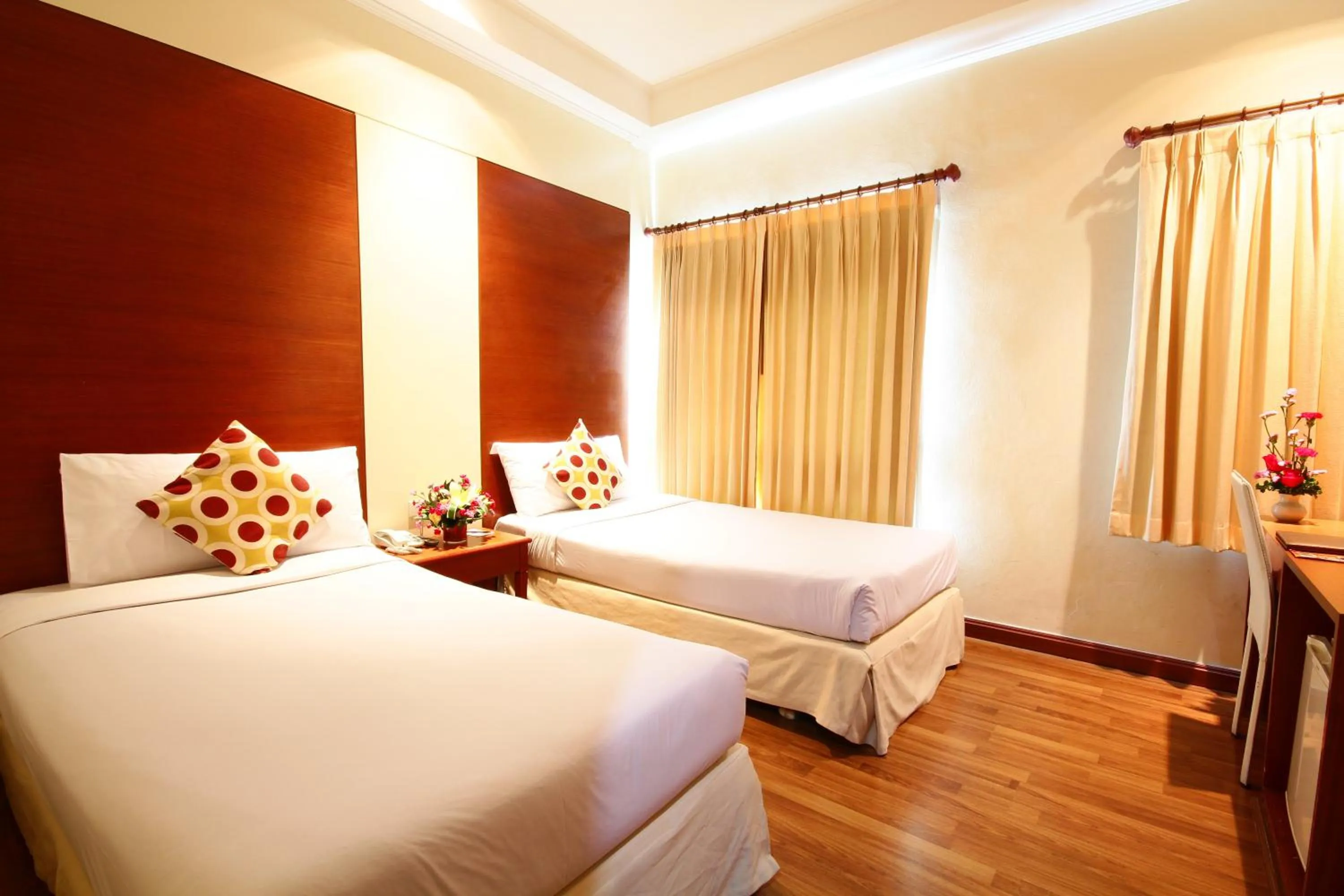 Photo of the whole room, Bed in Calypzo Bangkok