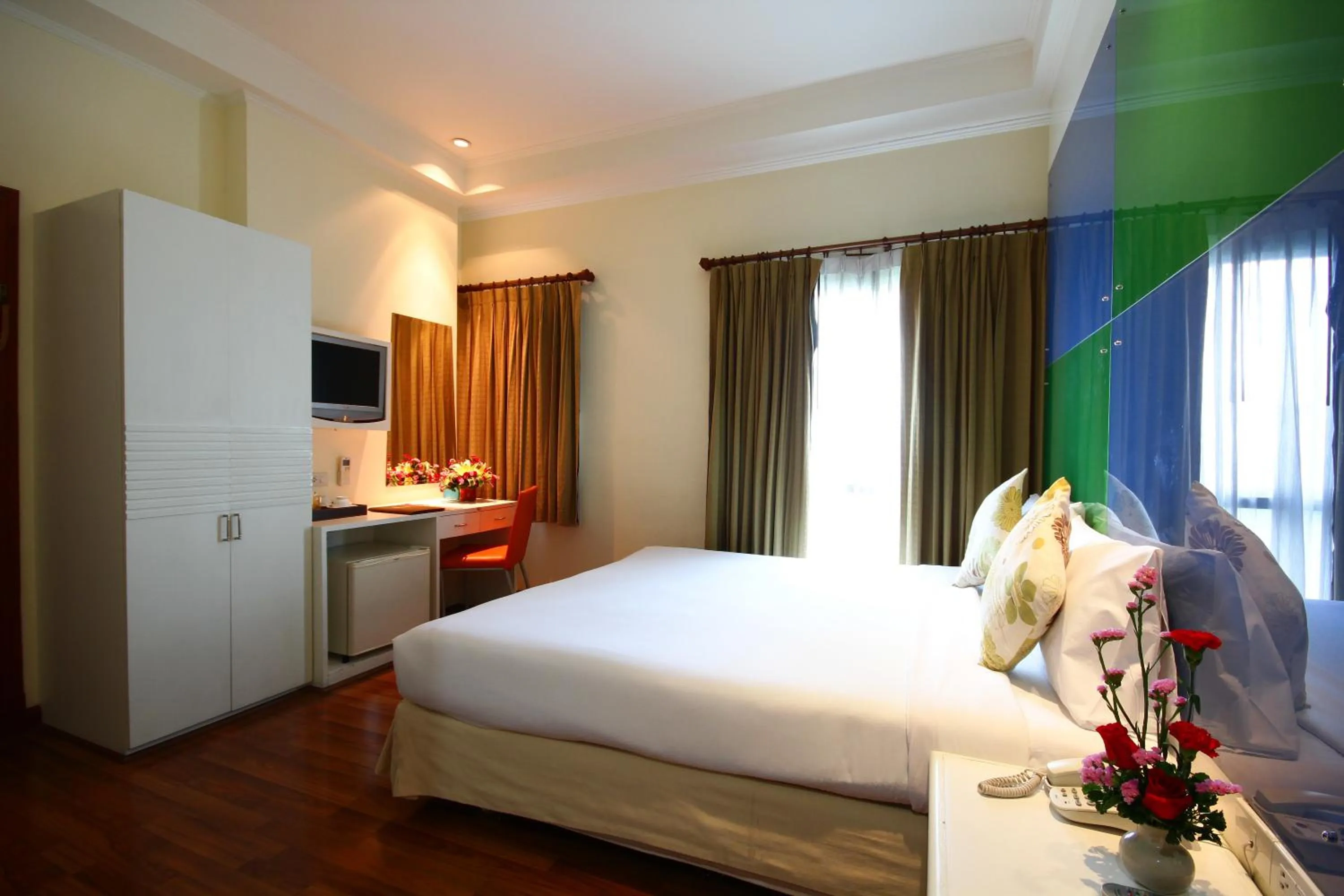 Photo of the whole room, Bed in Calypzo Bangkok