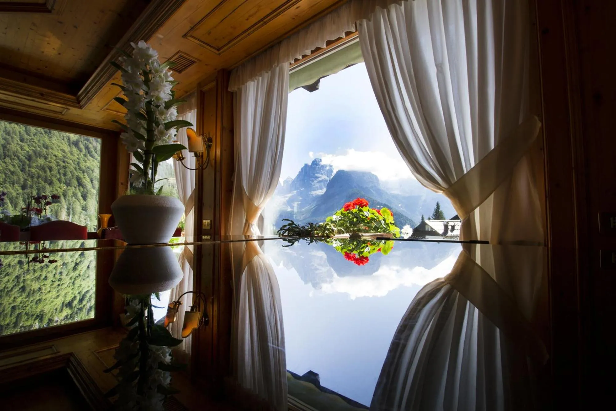 Evening entertainment in Hotel Lorenzetti