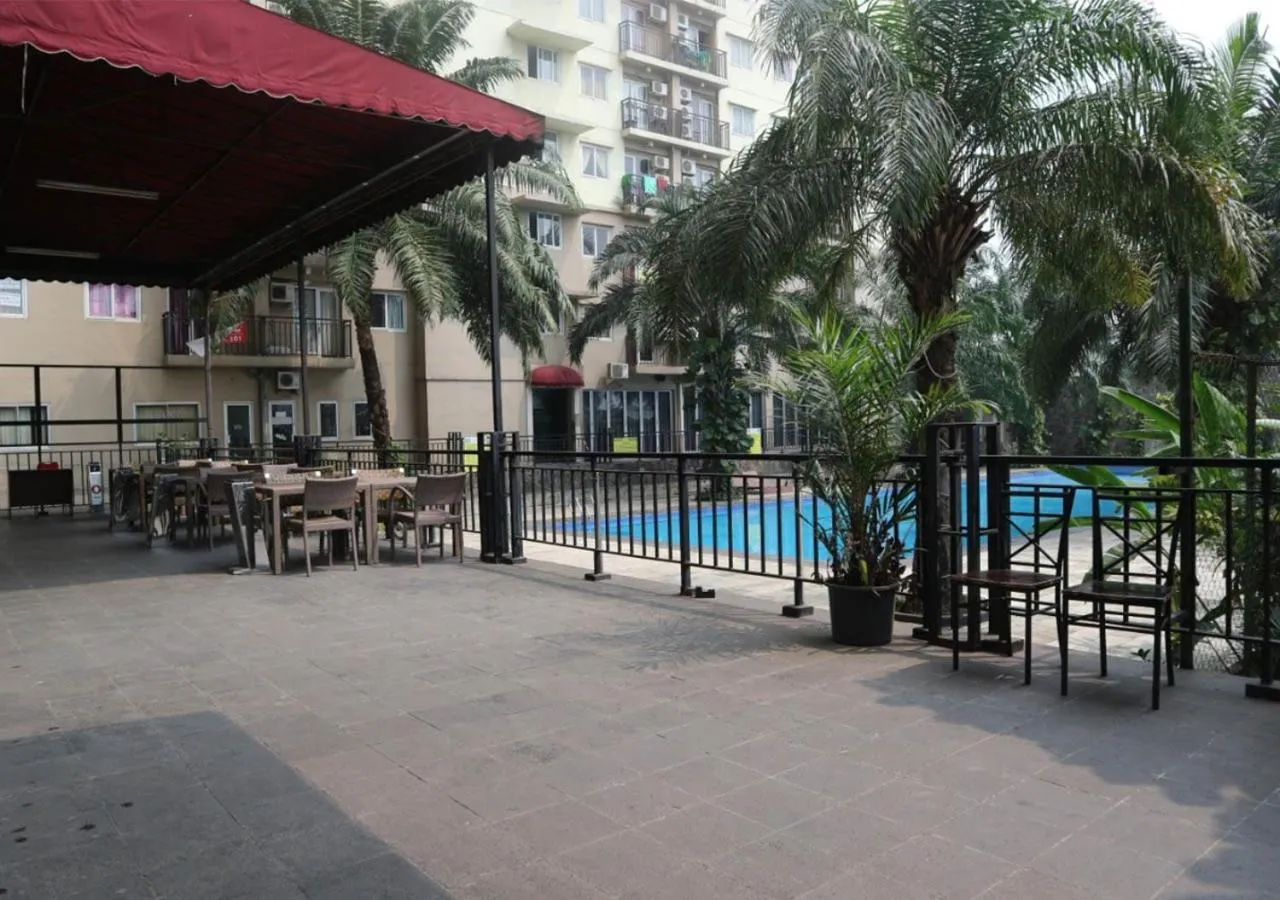 Swimming pool in X-pressbedroom Mutiara-Bekasi