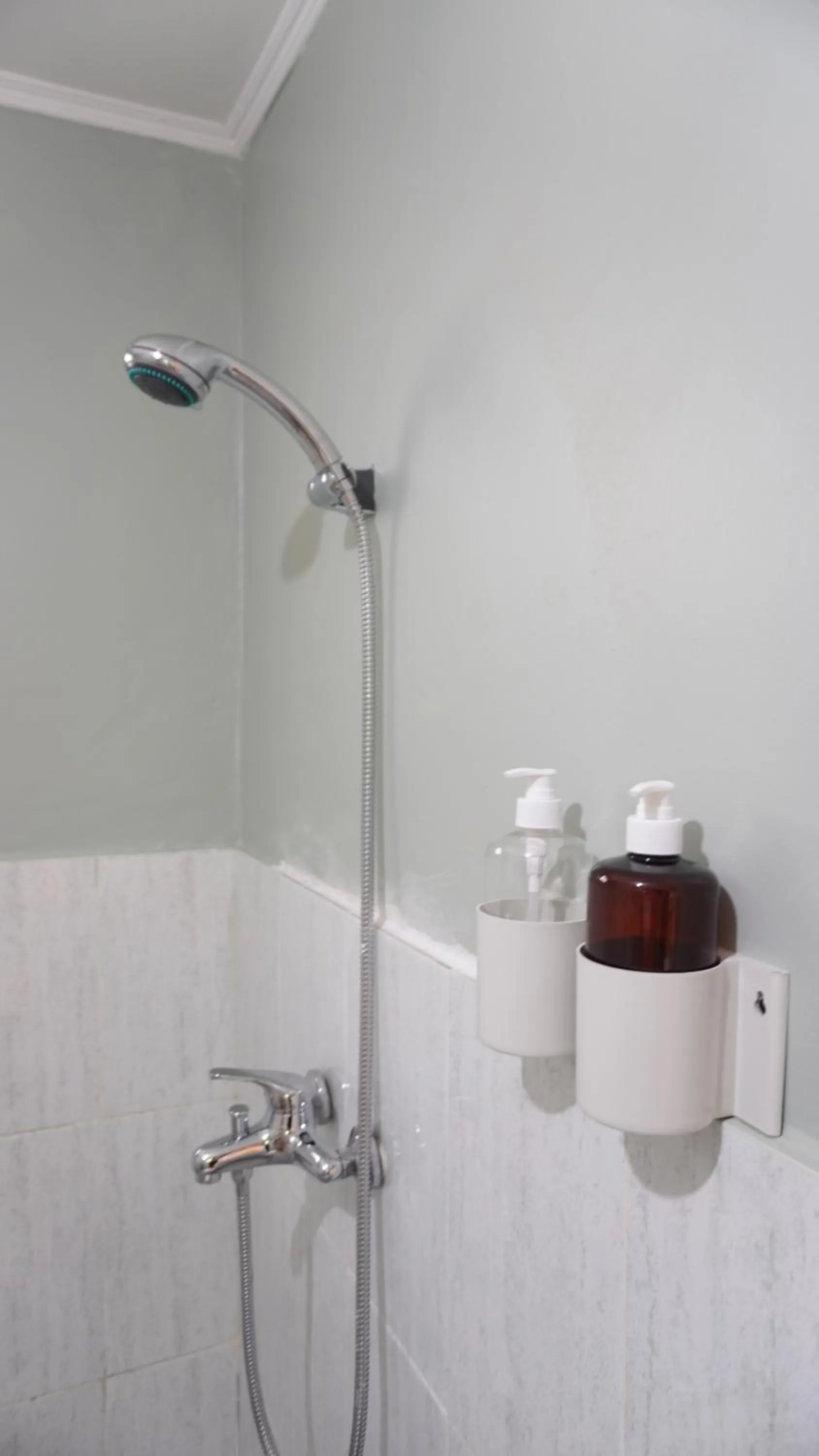 Shower in Alinson Sunset Hill