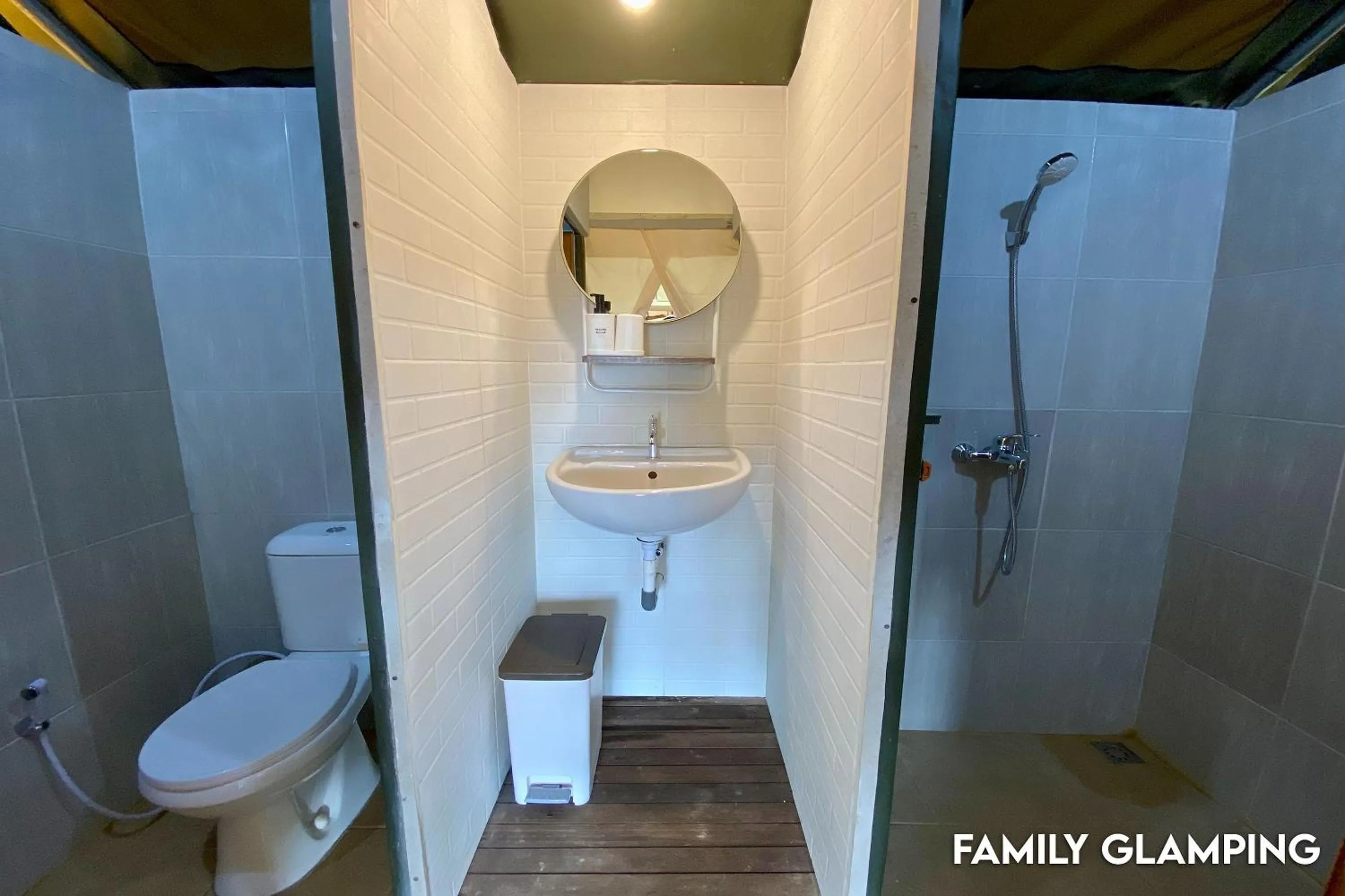 Shower in Alinson Sunset Hill