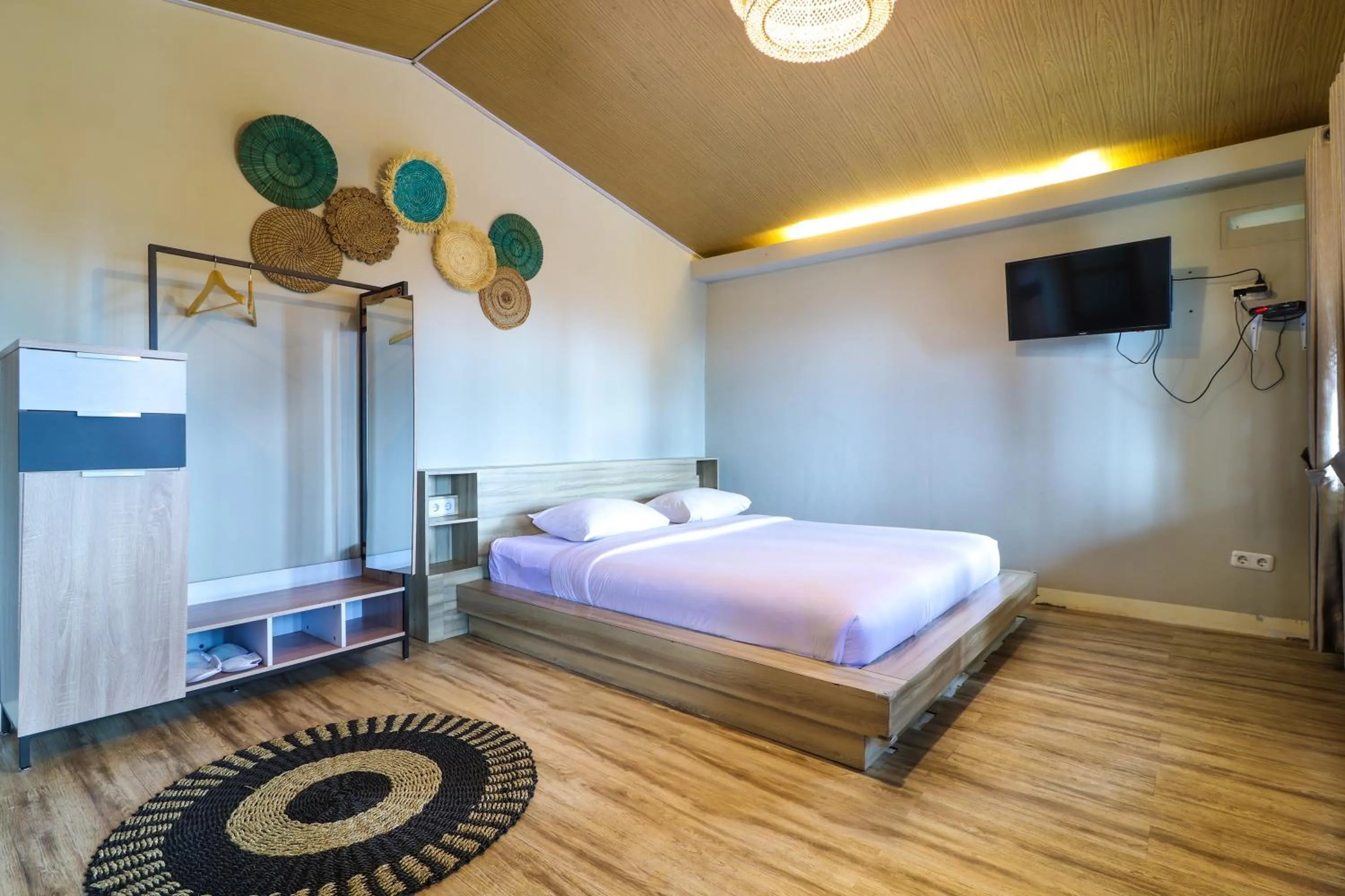 Queen Room in Alinson Sunset Hill