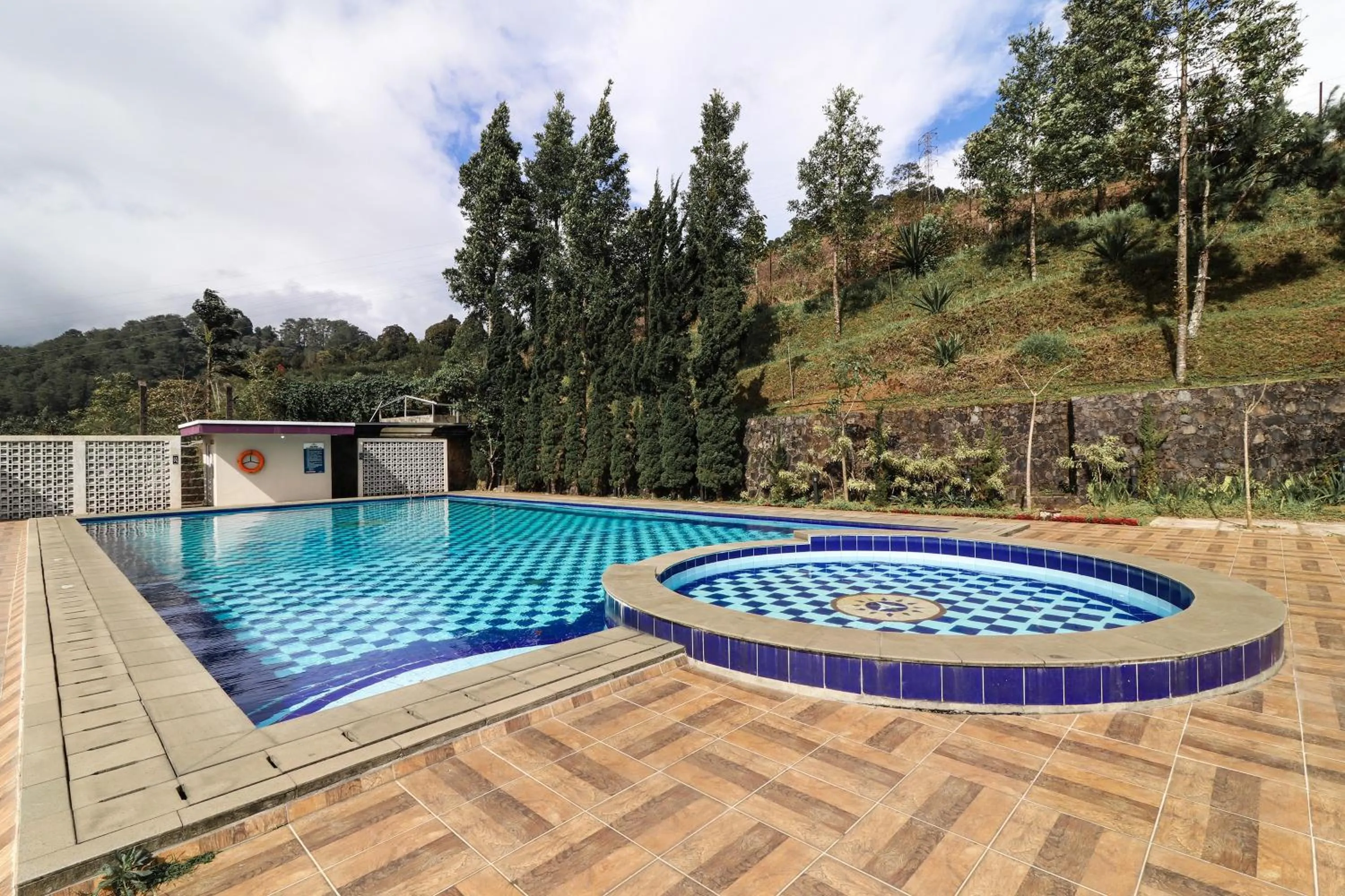 Swimming pool in Alinson Sunset Hill