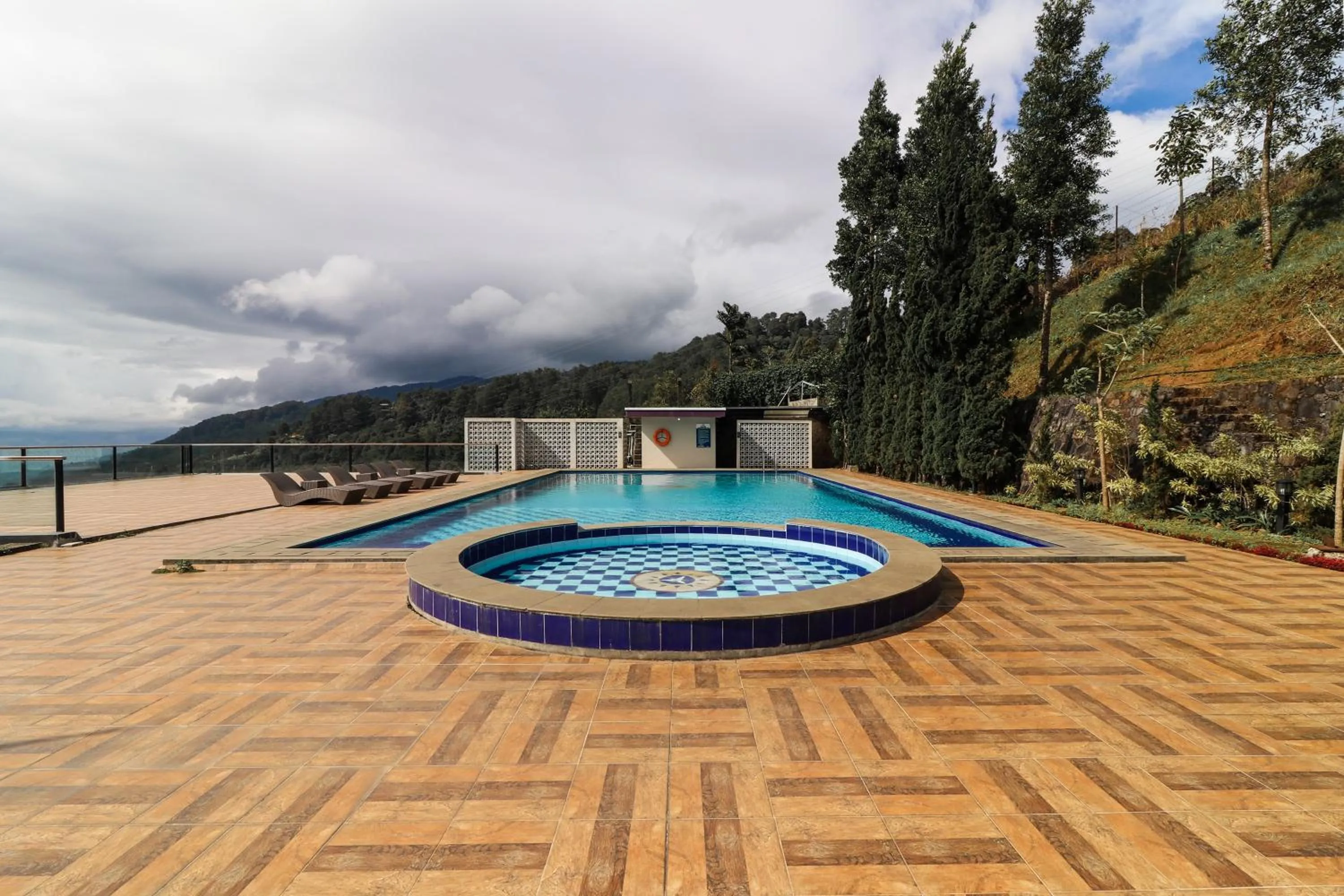 Swimming pool in Alinson Sunset Hill