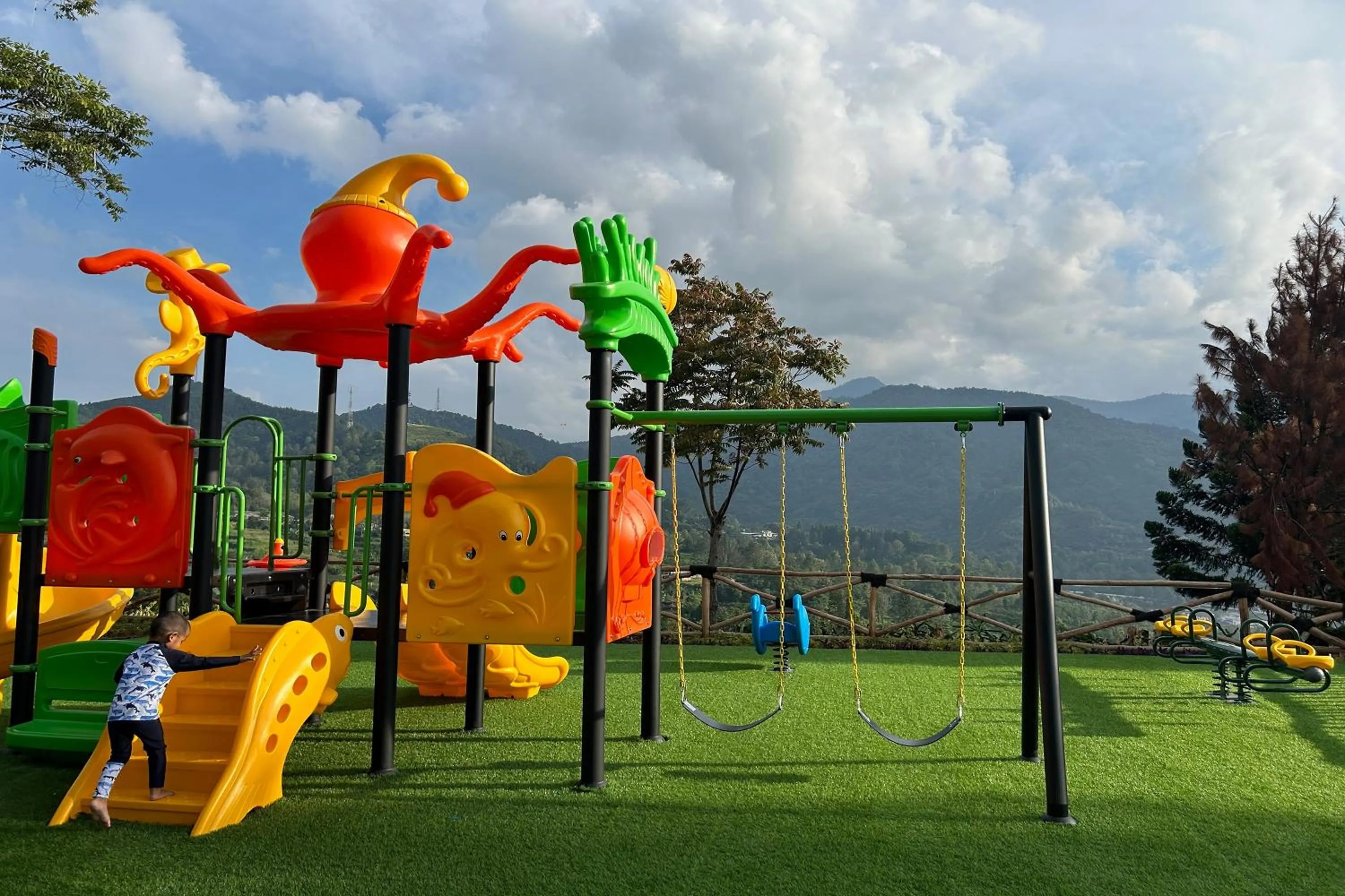 Children play ground in Alinson Sunset Hill