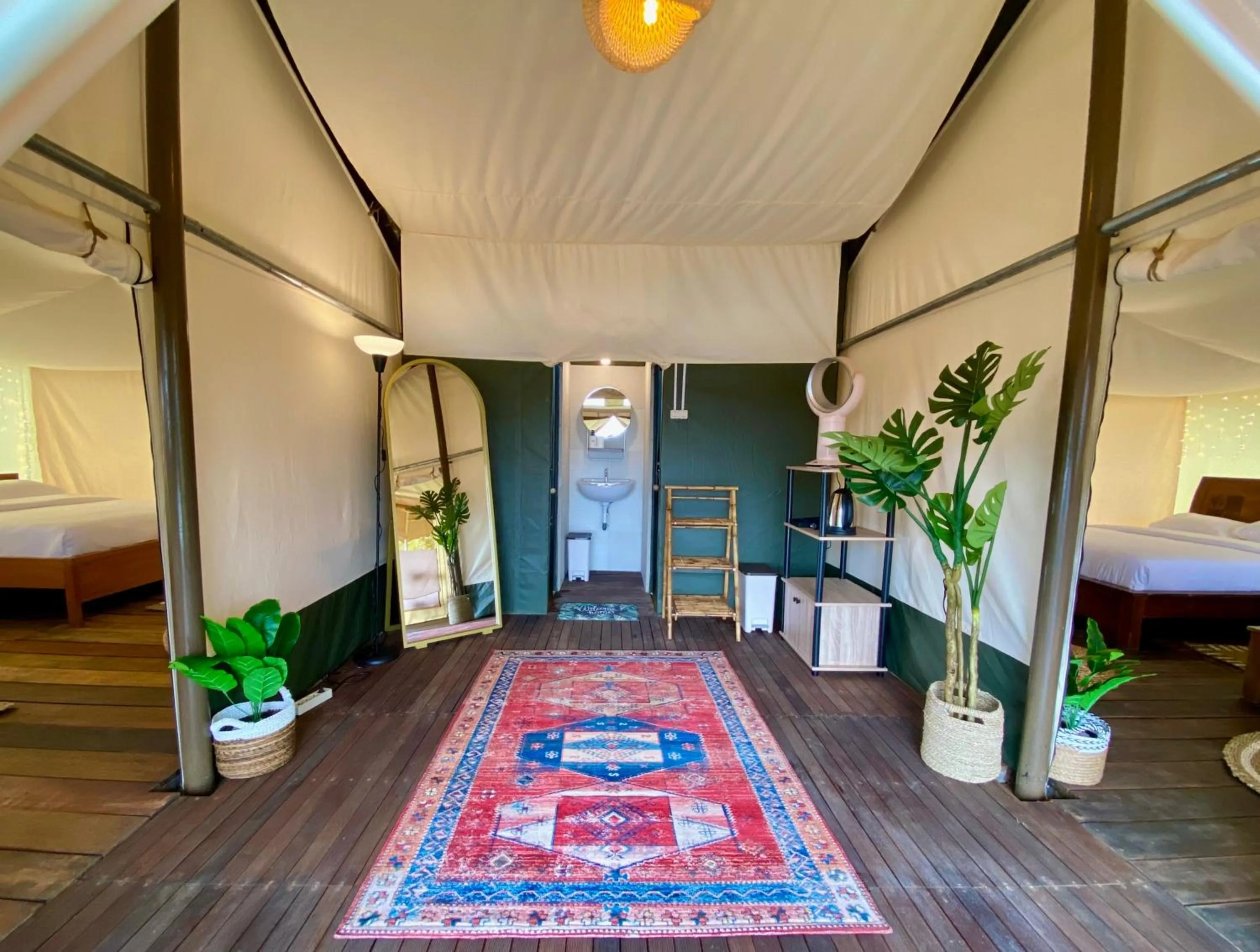 Photo of the whole room, Bed in Alinson Sunset Hill