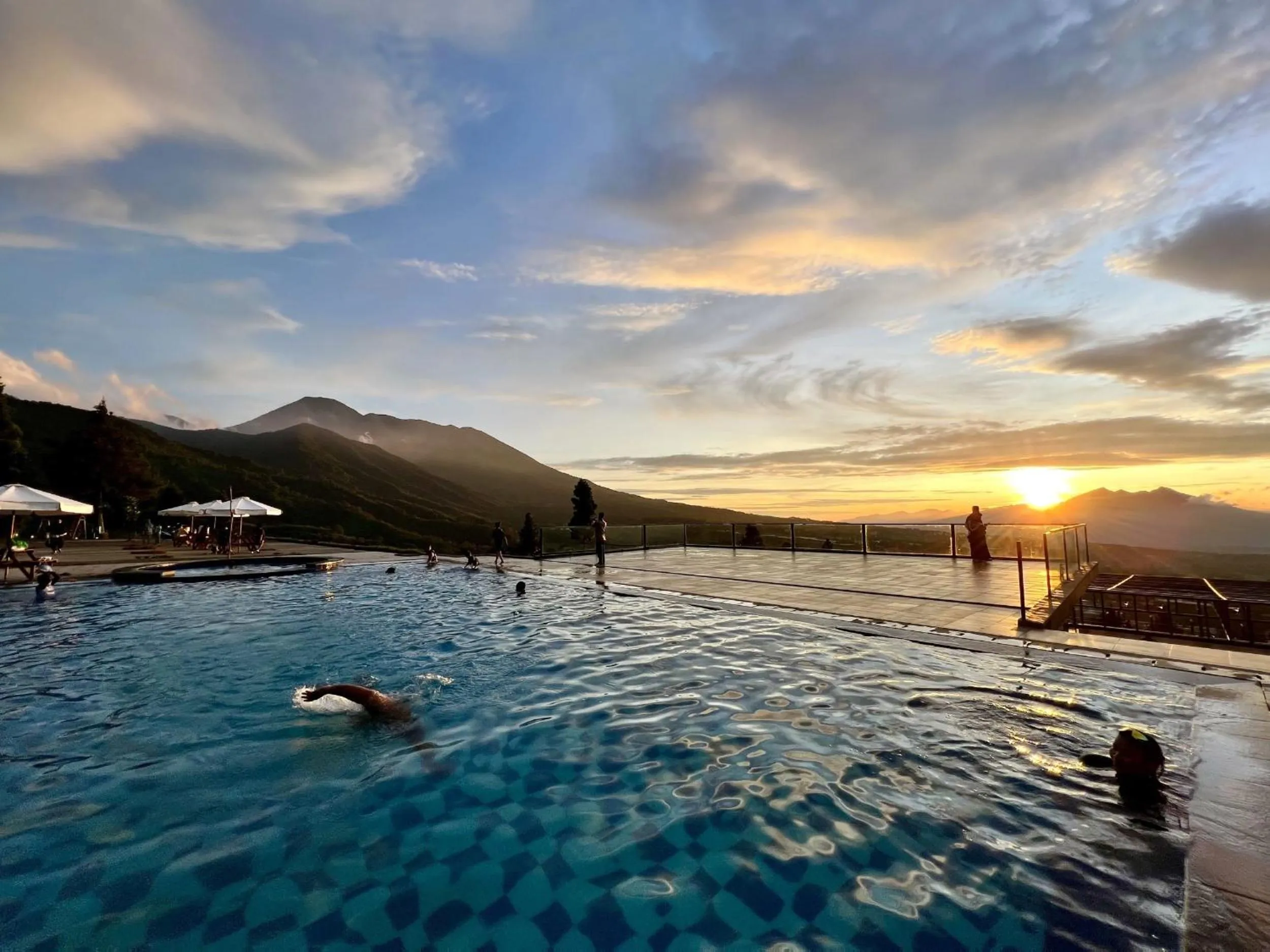 Swimming pool in Alinson Sunset Hill
