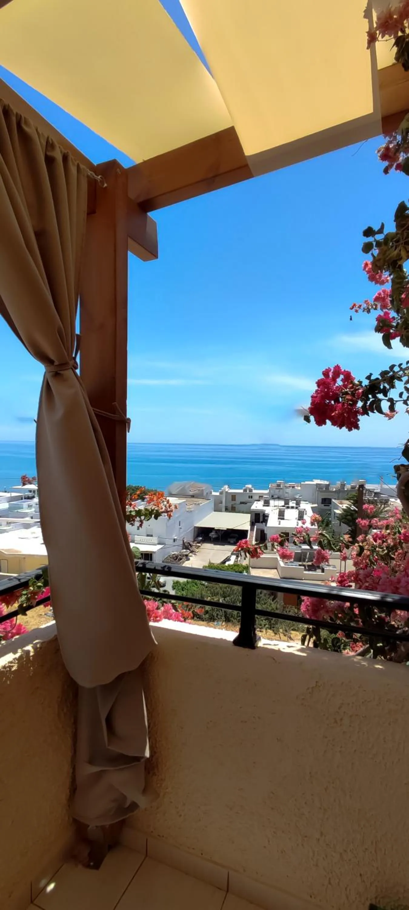 Day in Niki Apartments