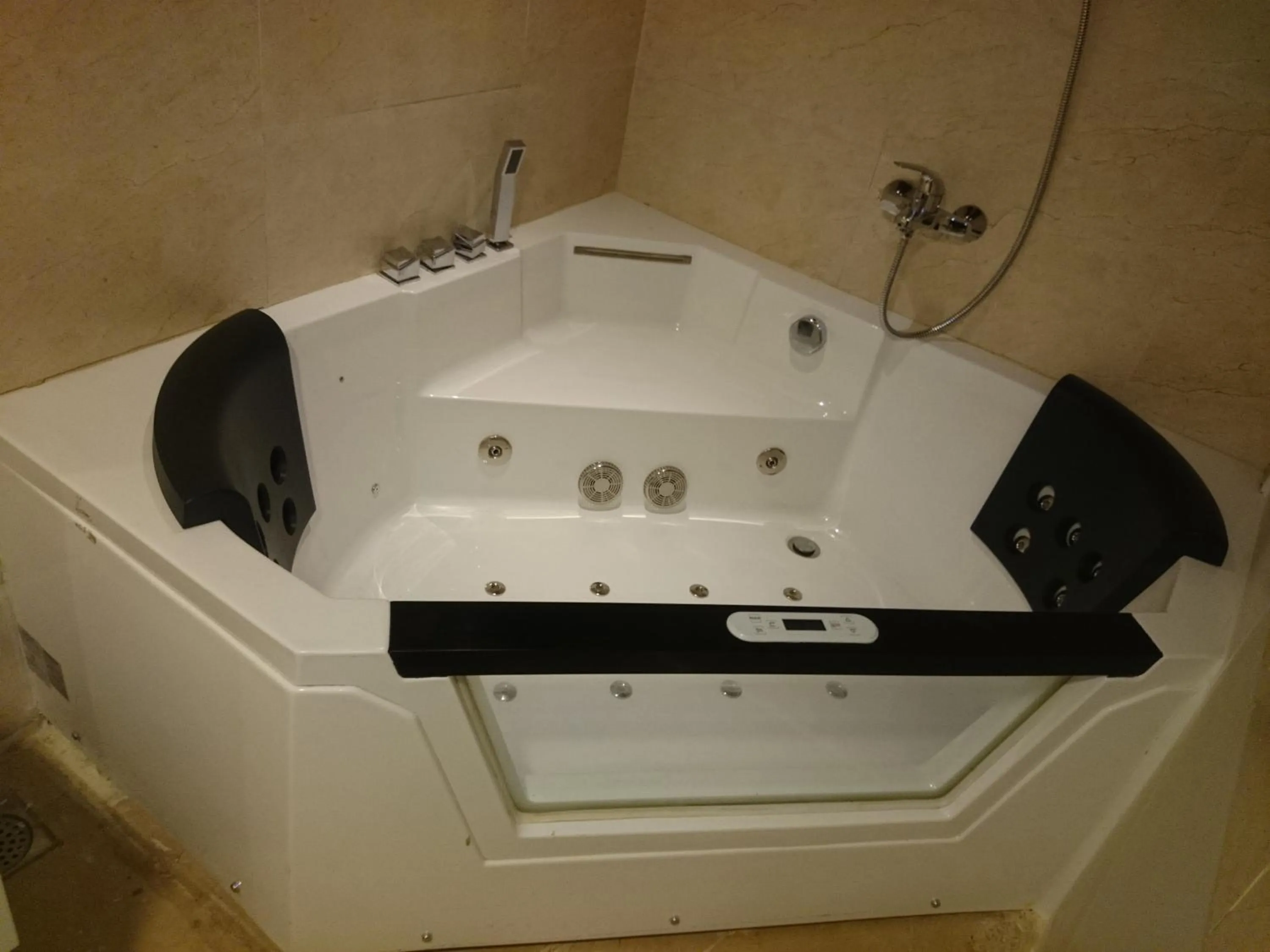 Hot Tub in Diana Heights Luxury Hotel