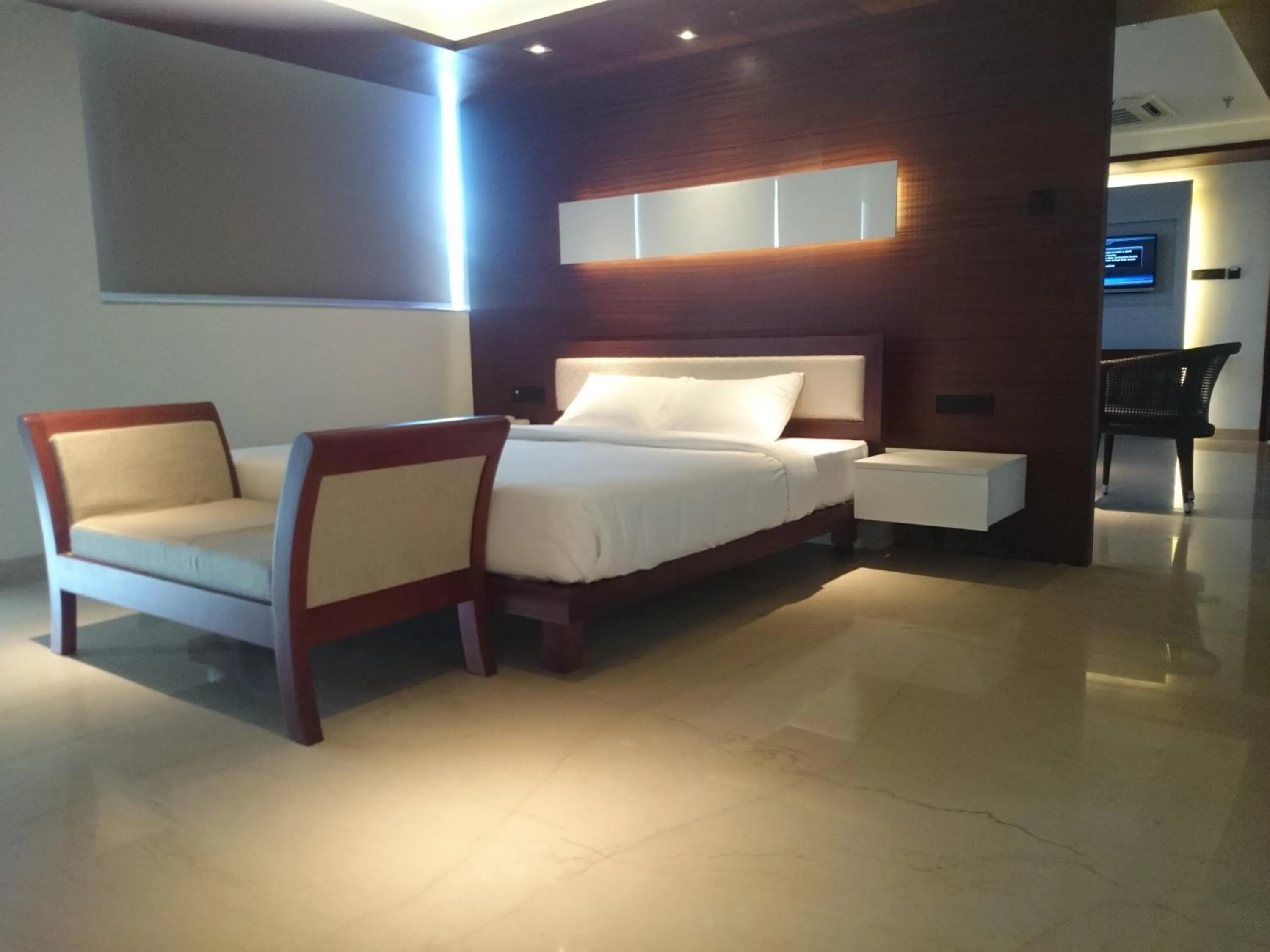 Bedroom, Bed in Diana Heights Luxury Hotel