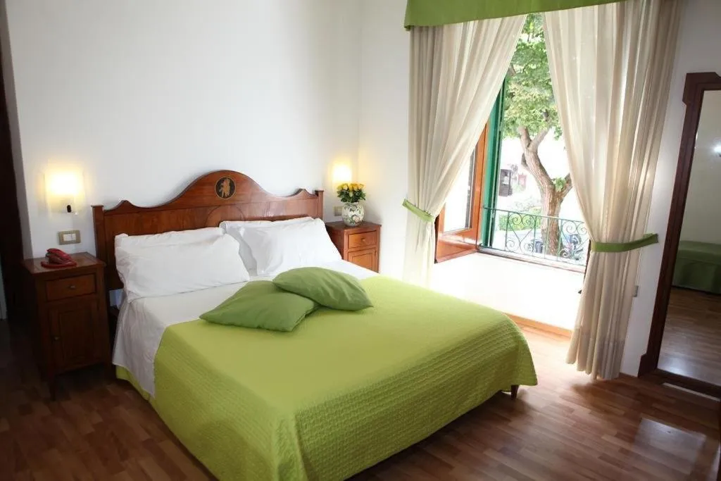 Bed in La Magnolia Sorrento - City Centre Hotel