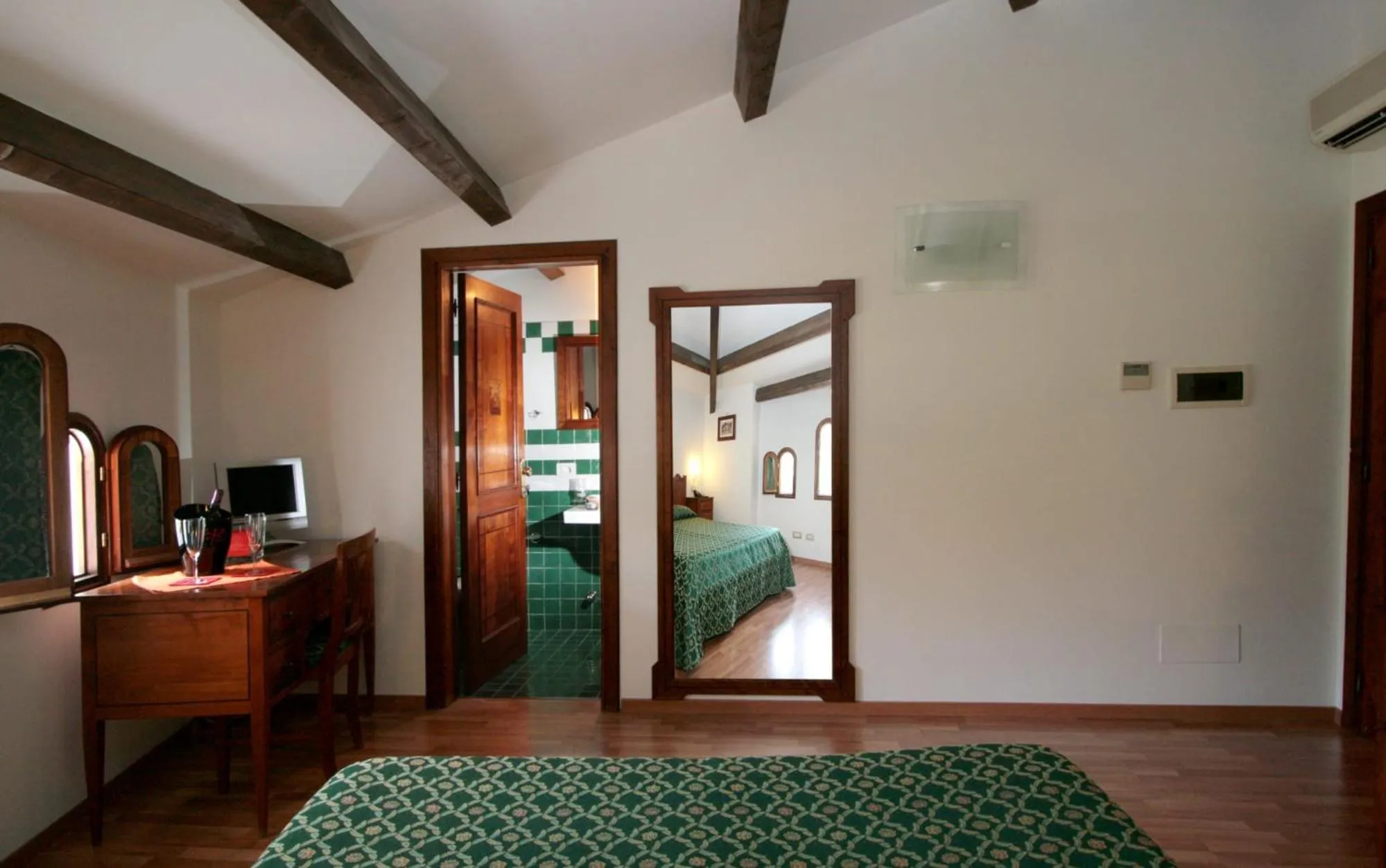 Bed in La Magnolia Sorrento - City Centre Hotel