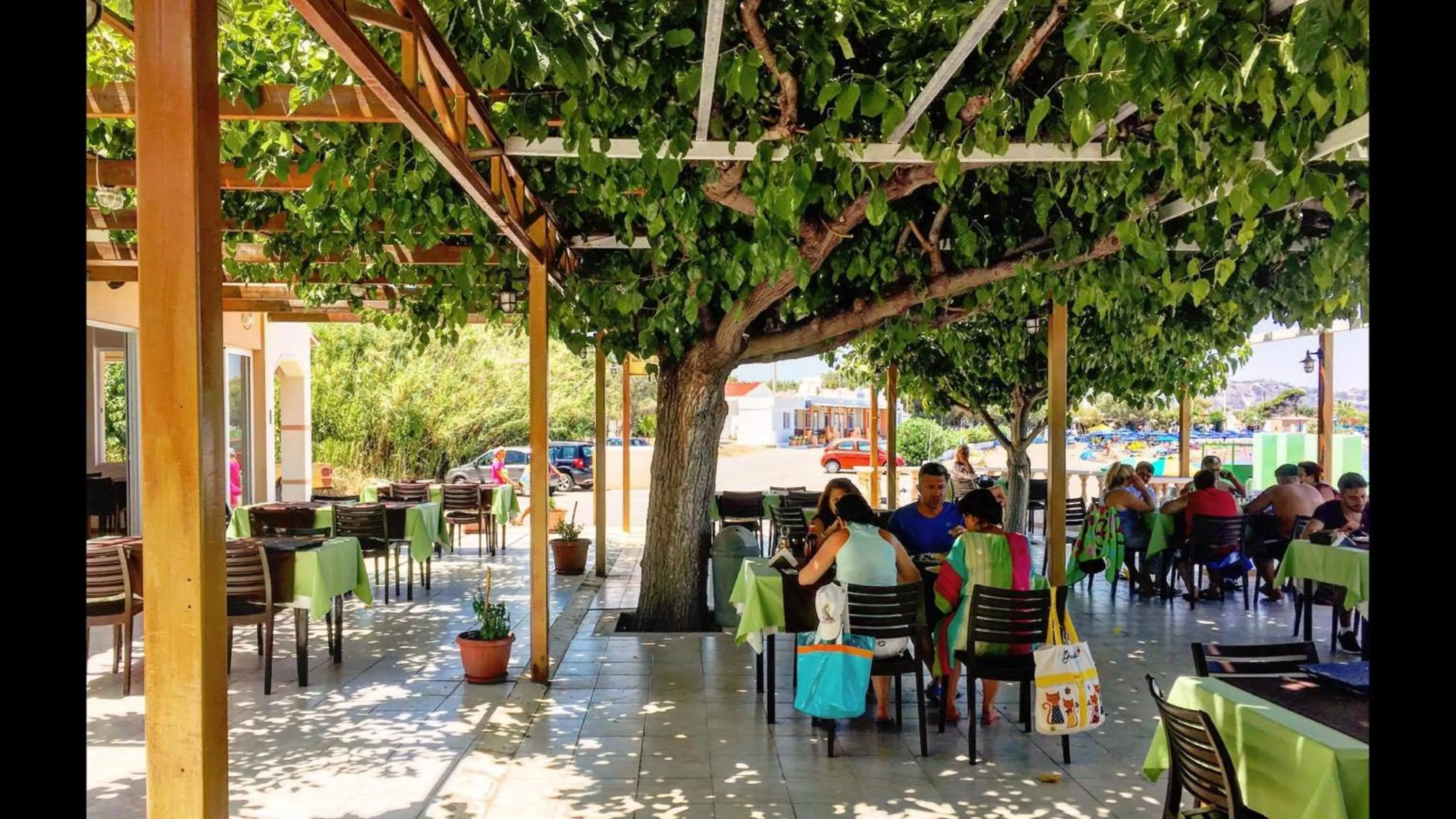 Restaurant/places to eat in Paradise Studios