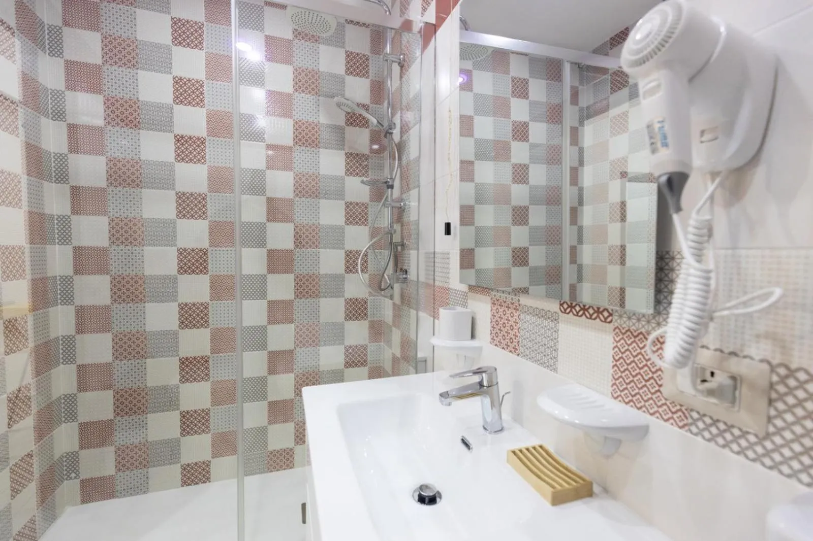 Shower in Napoli Museo bed and breakfast