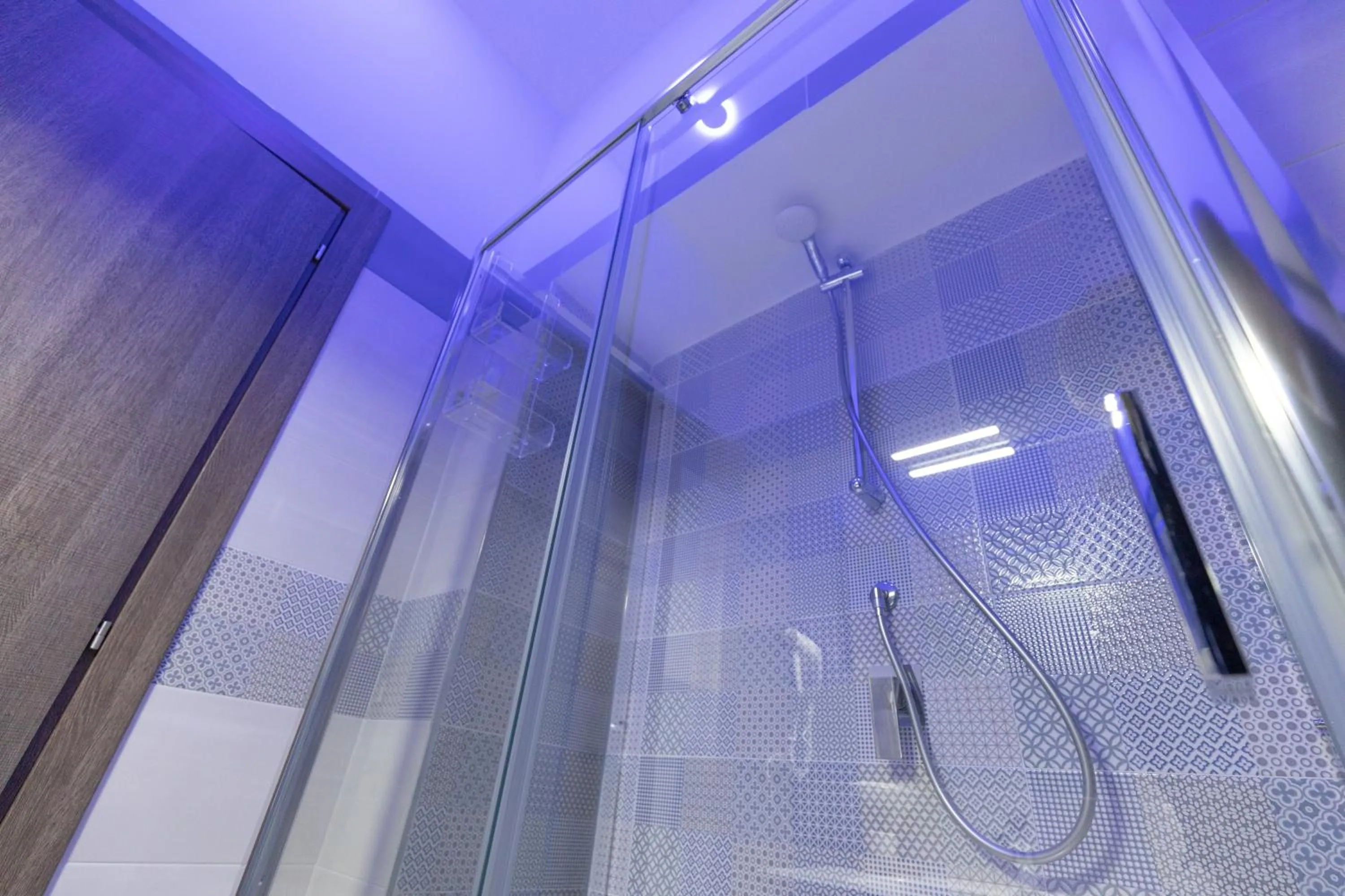 Shower in Napoli Museo bed and breakfast