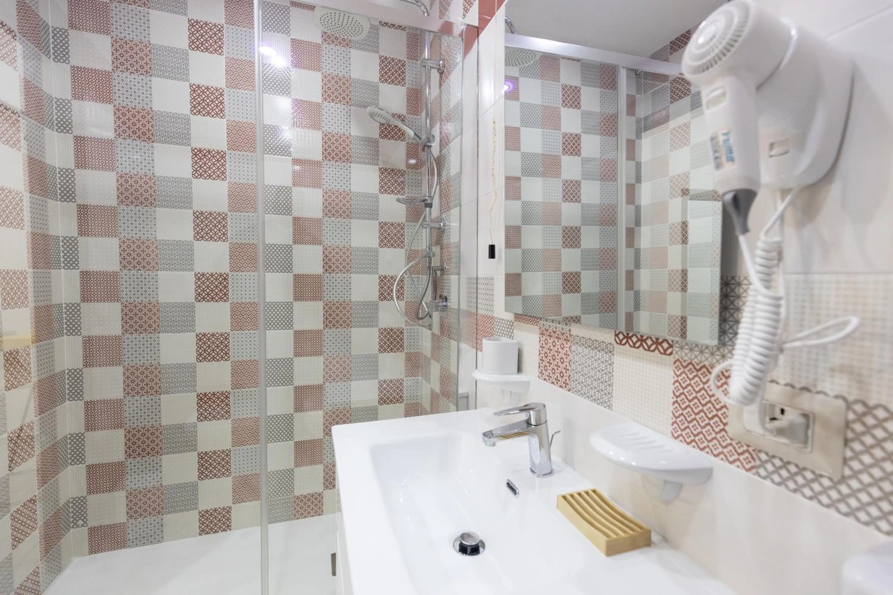 Shower in Napoli Museo bed and breakfast