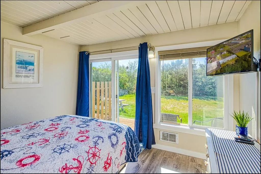 Bed in Clam Jam Condo