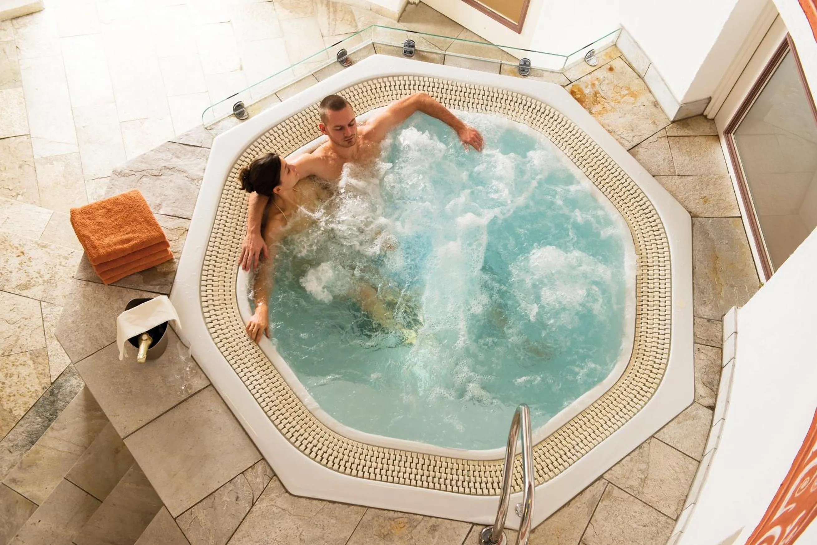 Hot Tub in Parkhotel Wallgau 4 Sterne Superior Alpenjuwel mit Spa Genuss, Golf & Wellness in der Karwendel-Region Tradition trifft Eleganz im stilvollen Rückzugsort