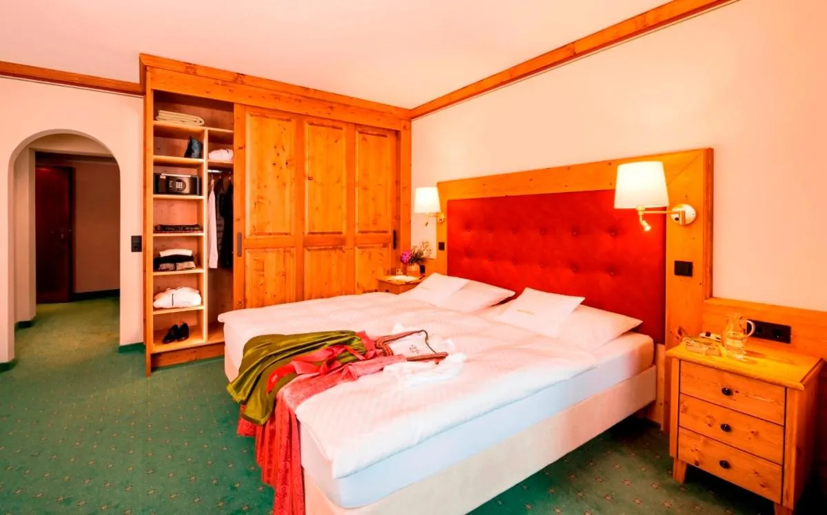 Bed in Parkhotel Wallgau 4 Sterne Superior Alpenjuwel mit Spa Genuss, Golf & Wellness in der Karwendel-Region Tradition trifft Eleganz im stilvollen Rückzugsort