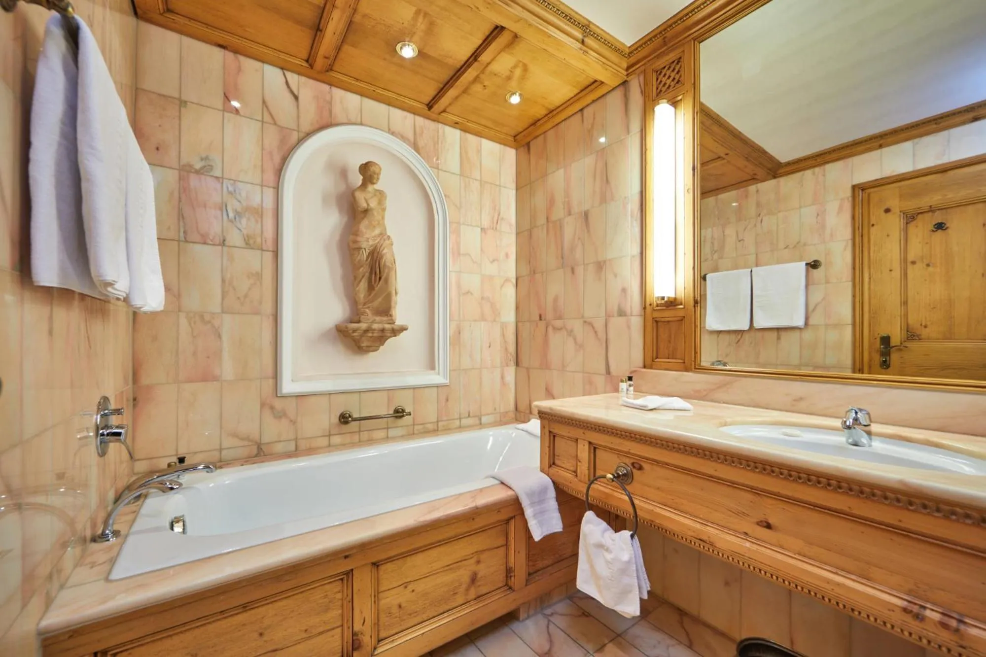 Bathroom in Parkhotel Wallgau 4 Sterne Superior Alpenjuwel mit Spa Genuss, Golf & Wellness in der Karwendel-Region Tradition trifft Eleganz im stilvollen Rückzugsort