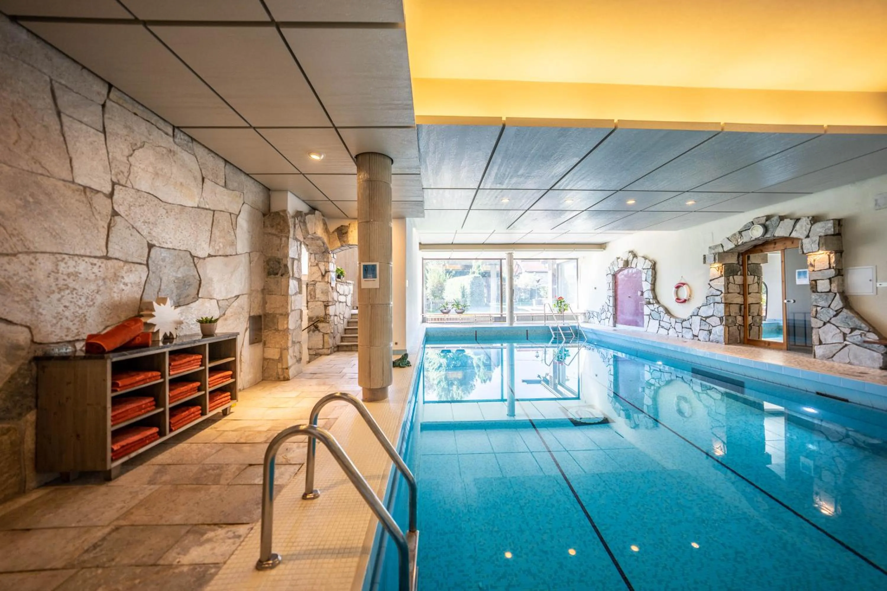Swimming pool in Parkhotel Wallgau 4 Sterne Superior Alpenjuwel mit Spa Genuss, Golf & Wellness in der Karwendel-Region Tradition trifft Eleganz im stilvollen Rückzugsort