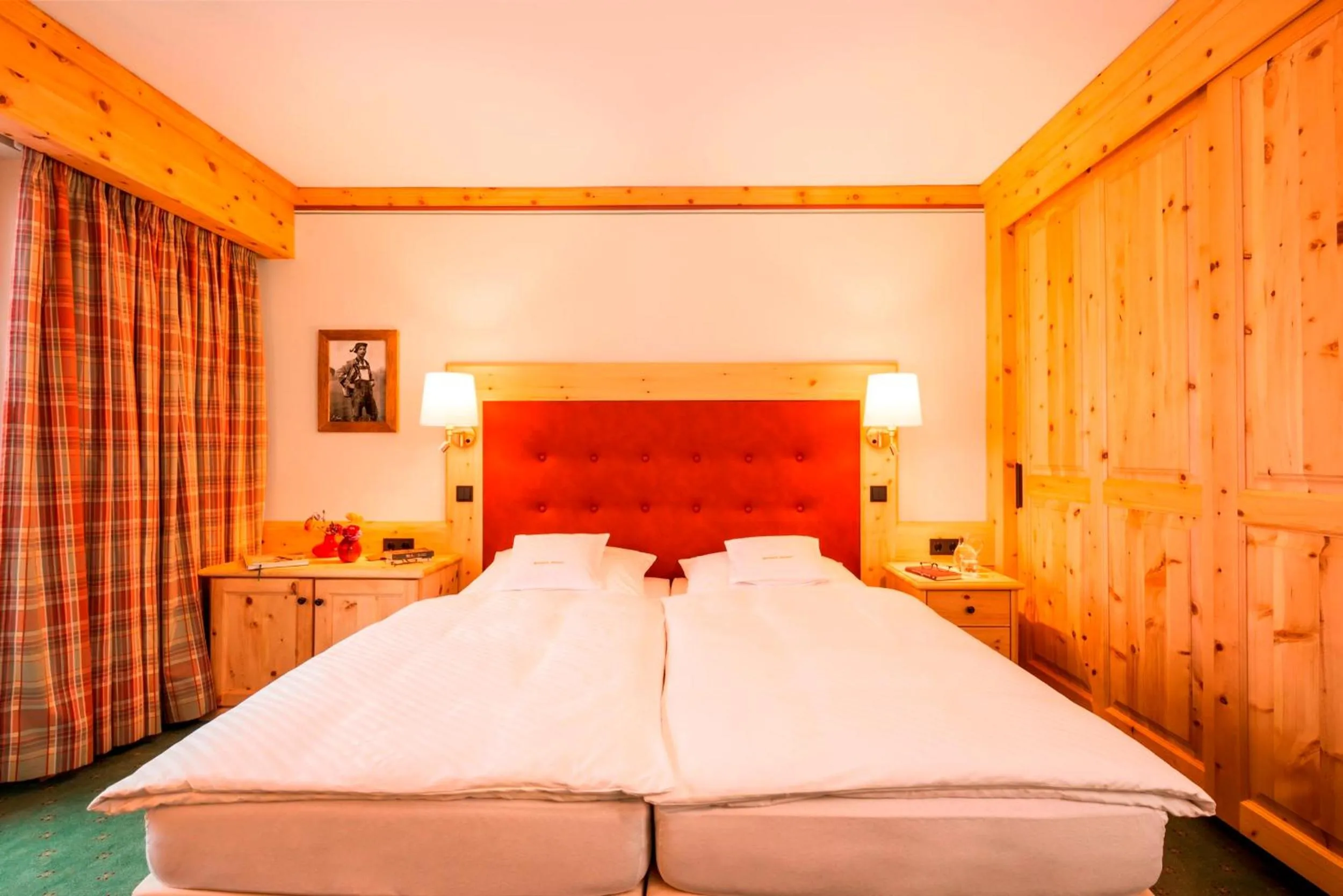 Photo of the whole room, Bed in Parkhotel Wallgau 4 Sterne Superior Alpenjuwel mit Spa Genuss, Golf & Wellness in der Karwendel-Region Tradition trifft Eleganz im stilvollen Rückzugsort