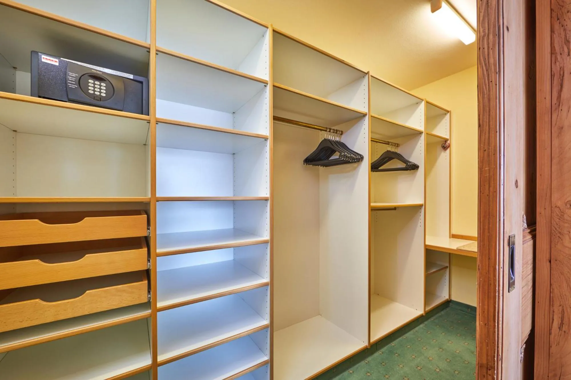 wardrobe in Parkhotel Wallgau 4 Sterne Superior Alpenjuwel mit Spa Genuss, Golf & Wellness in der Karwendel-Region Tradition trifft Eleganz im stilvollen Rückzugsort