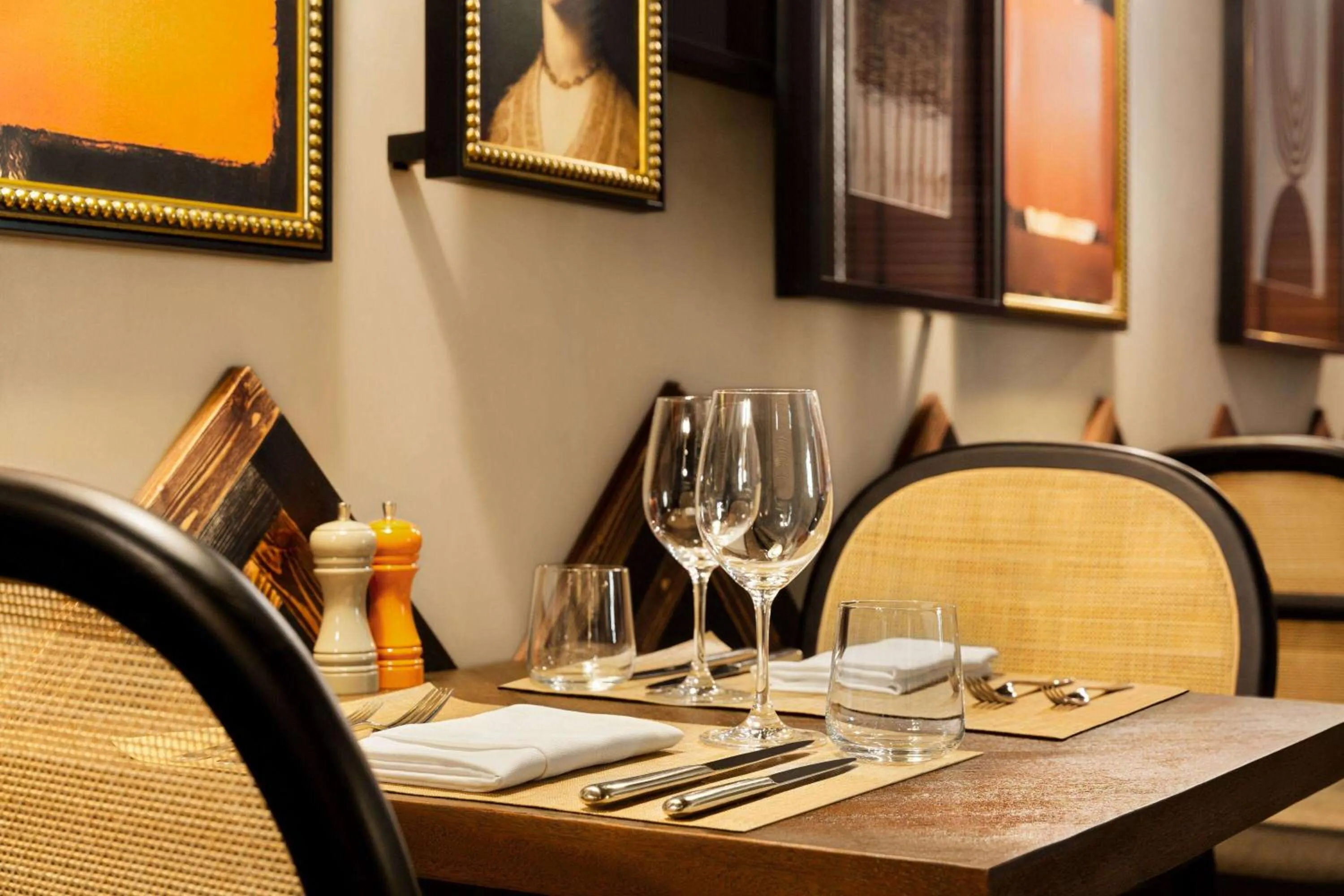 Restaurant/places to eat in Fontinha Porto, Trademark Collection by Wyndham