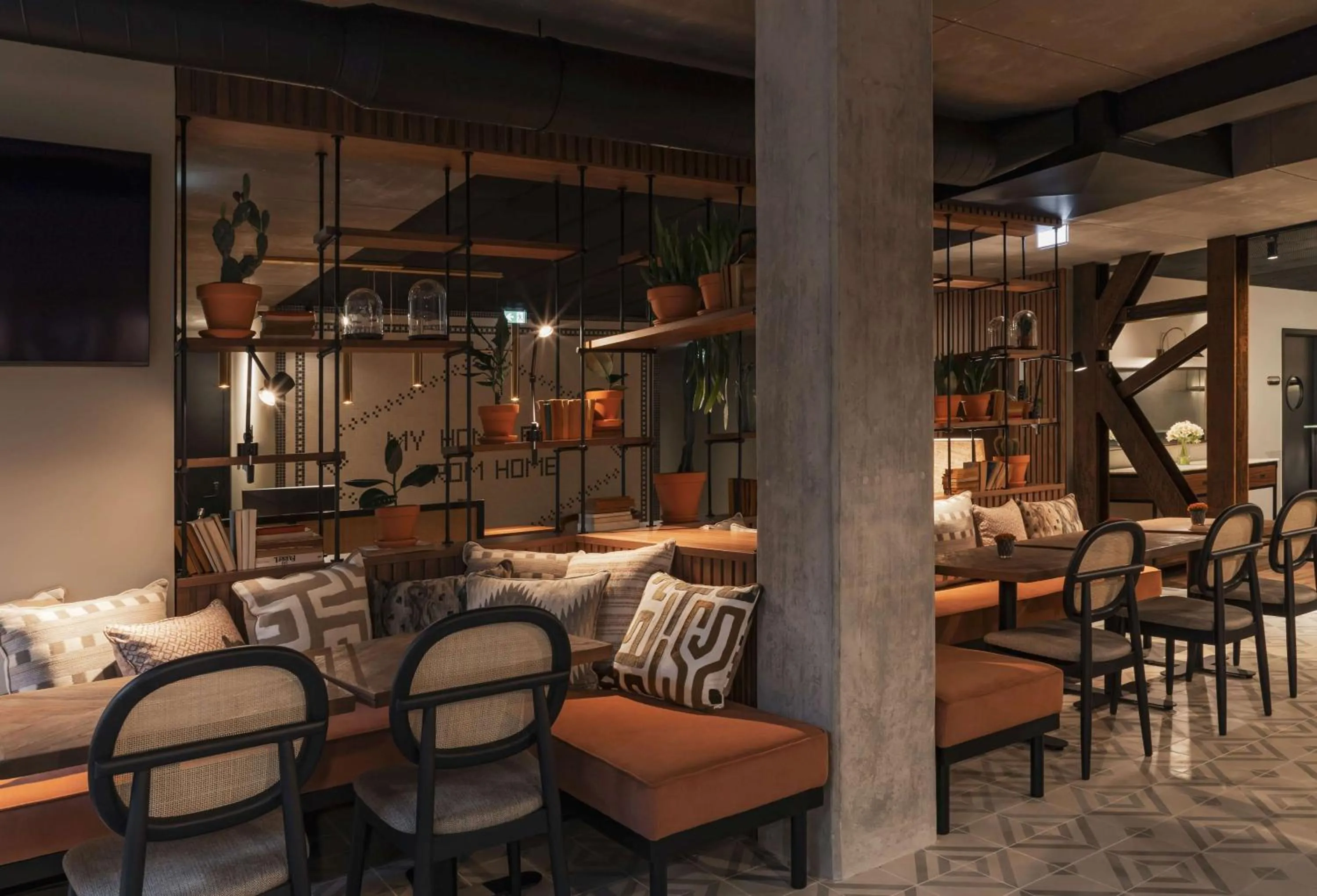 Lounge or bar in Fontinha Porto, Trademark Collection by Wyndham