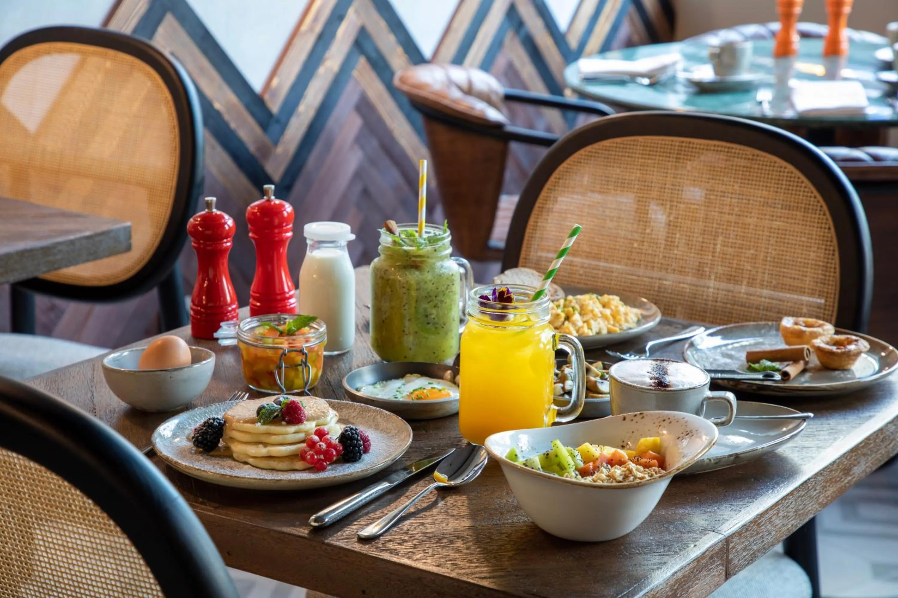 Restaurant/places to eat in Fontinha Porto, Trademark Collection by Wyndham