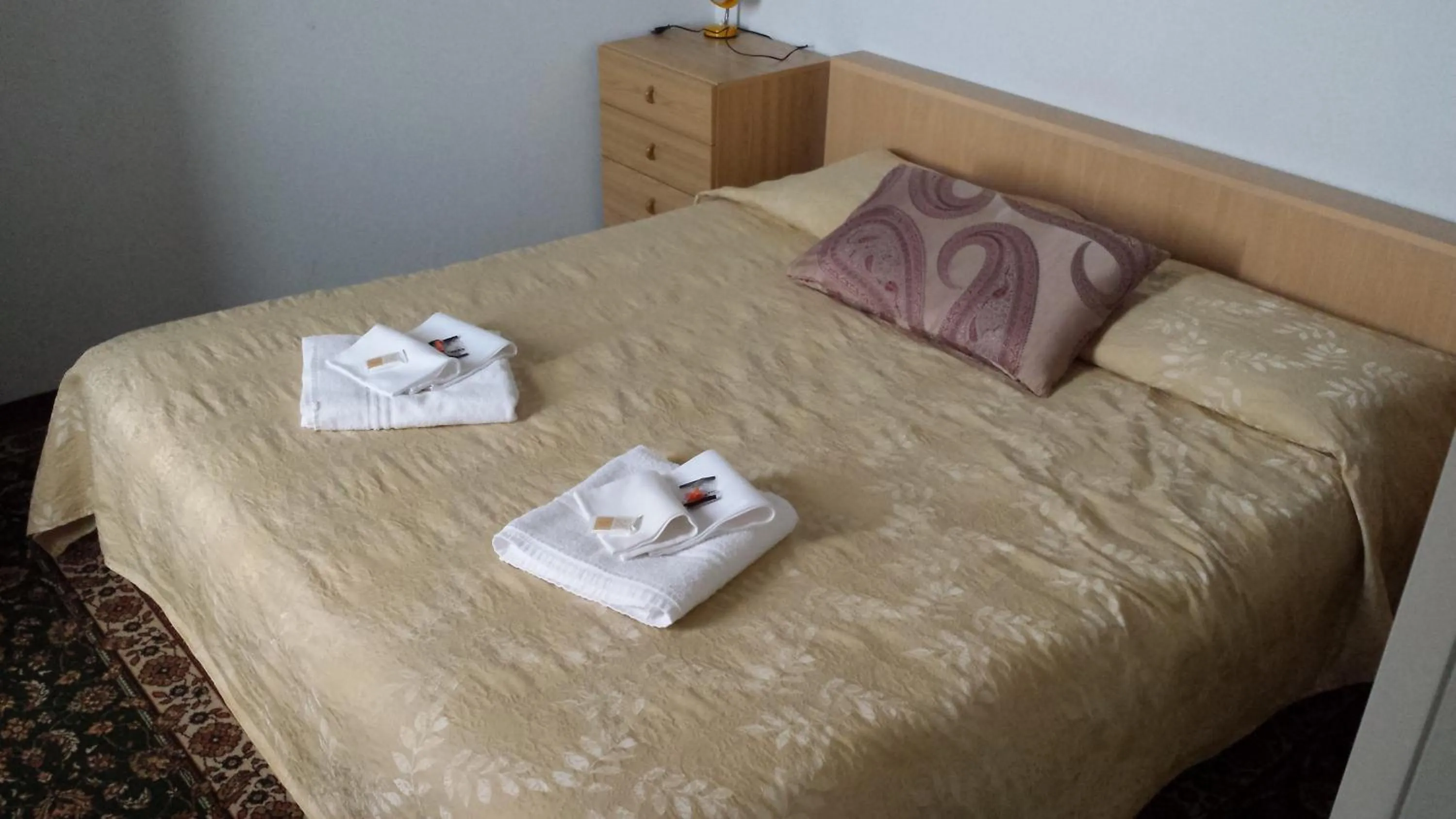 Bed in BIKE-HOTEL BELLAGIO MIRABEAU