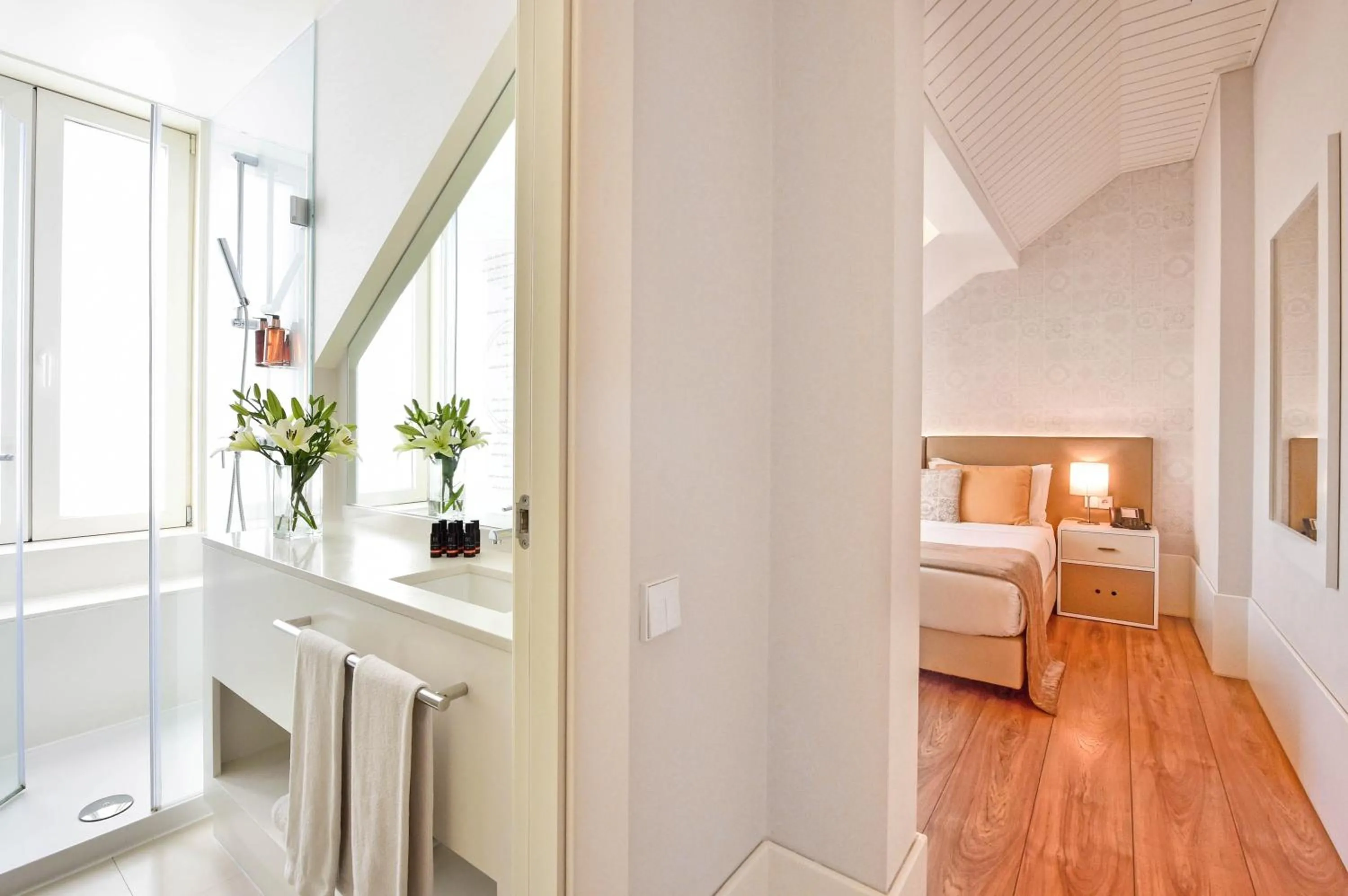 Bathroom, Bed in My Story Hotel Ouro