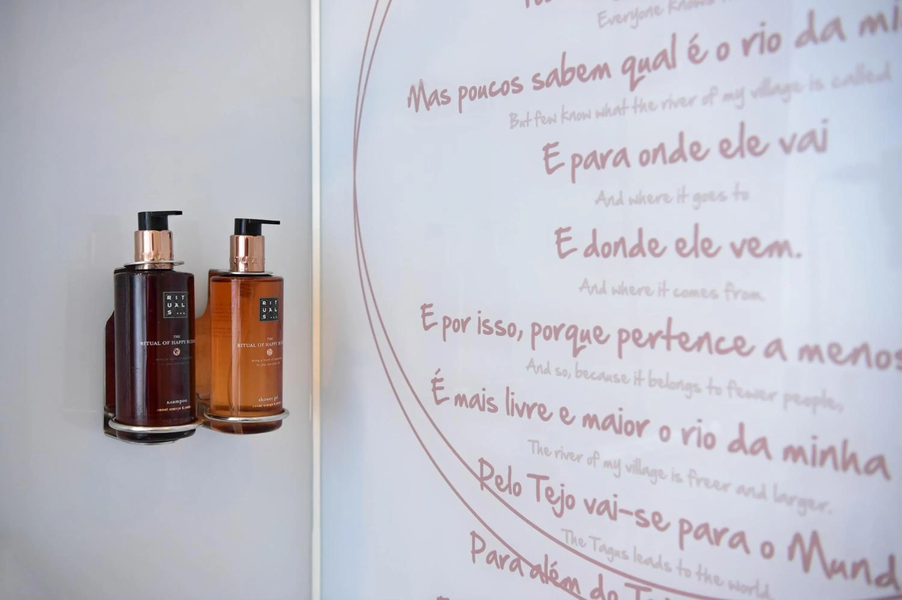 Shower in My Story Hotel Ouro