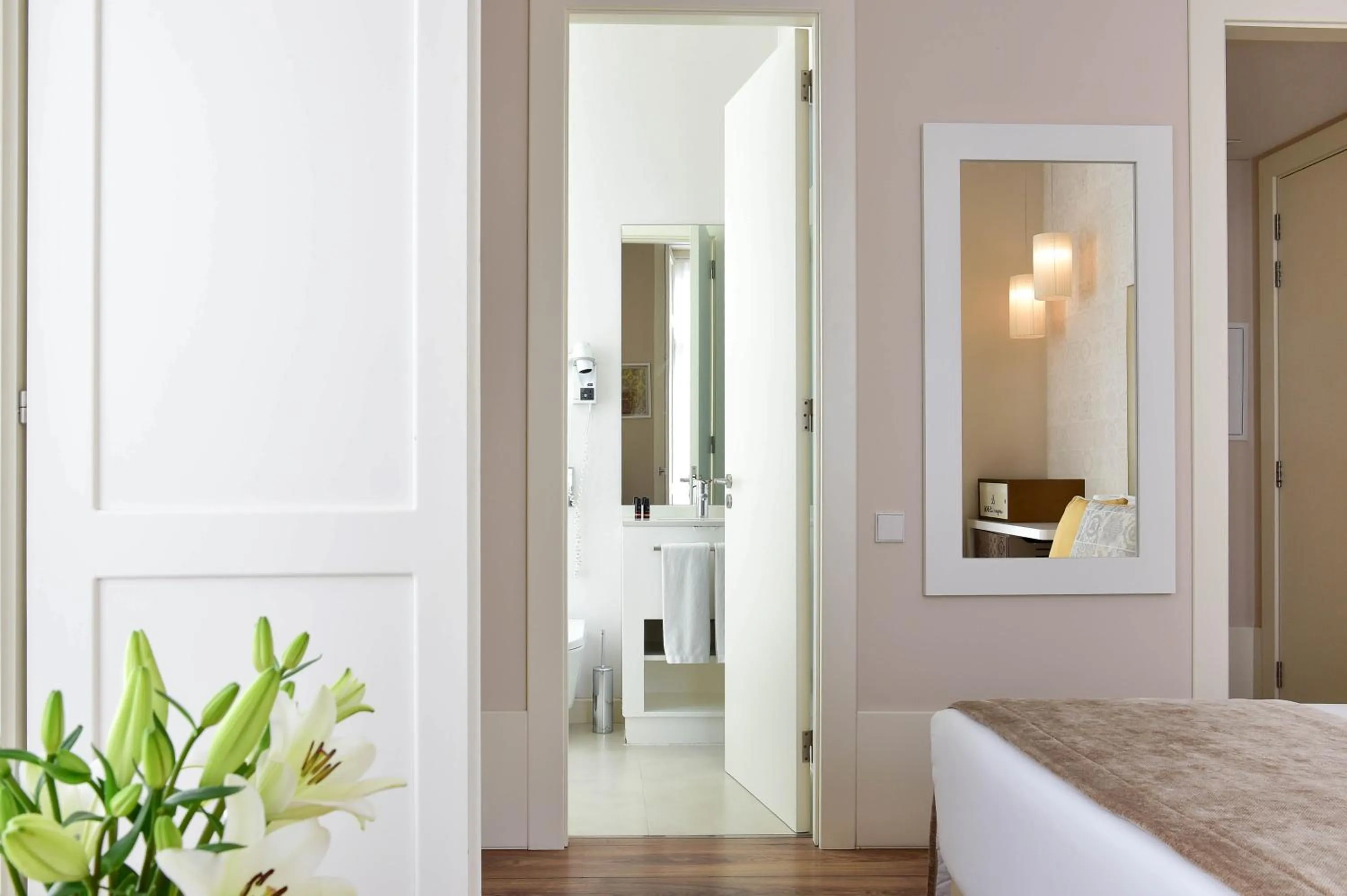 Bathroom, Bed in My Story Hotel Ouro