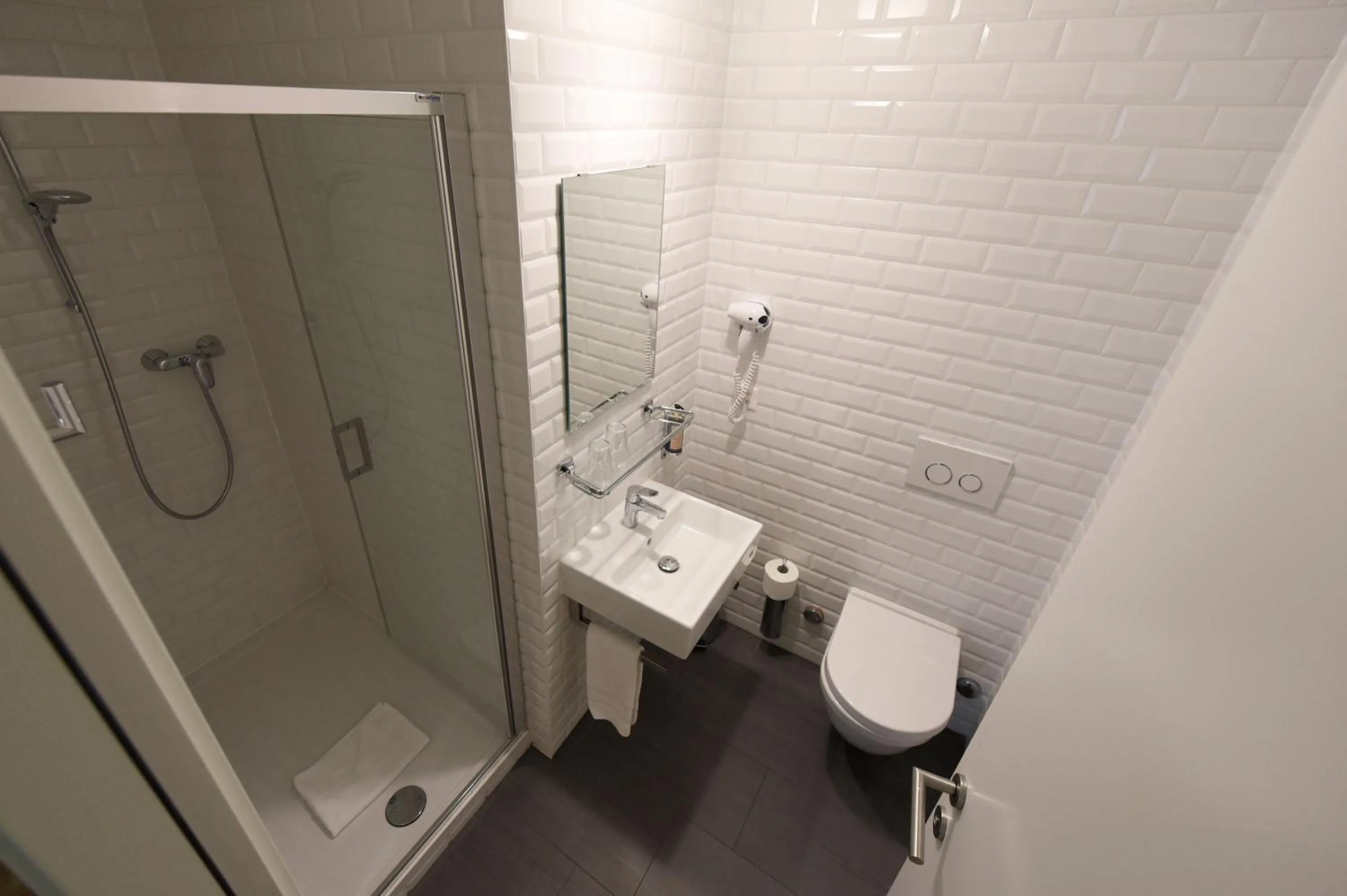 Shower in Hôtel Pax