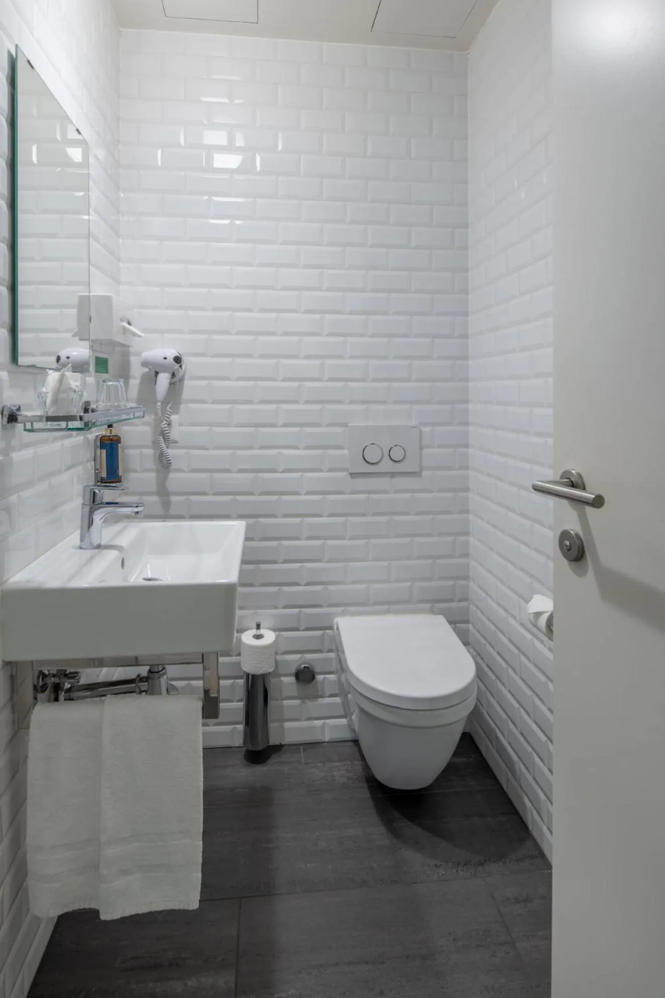 Shower in Hôtel Pax