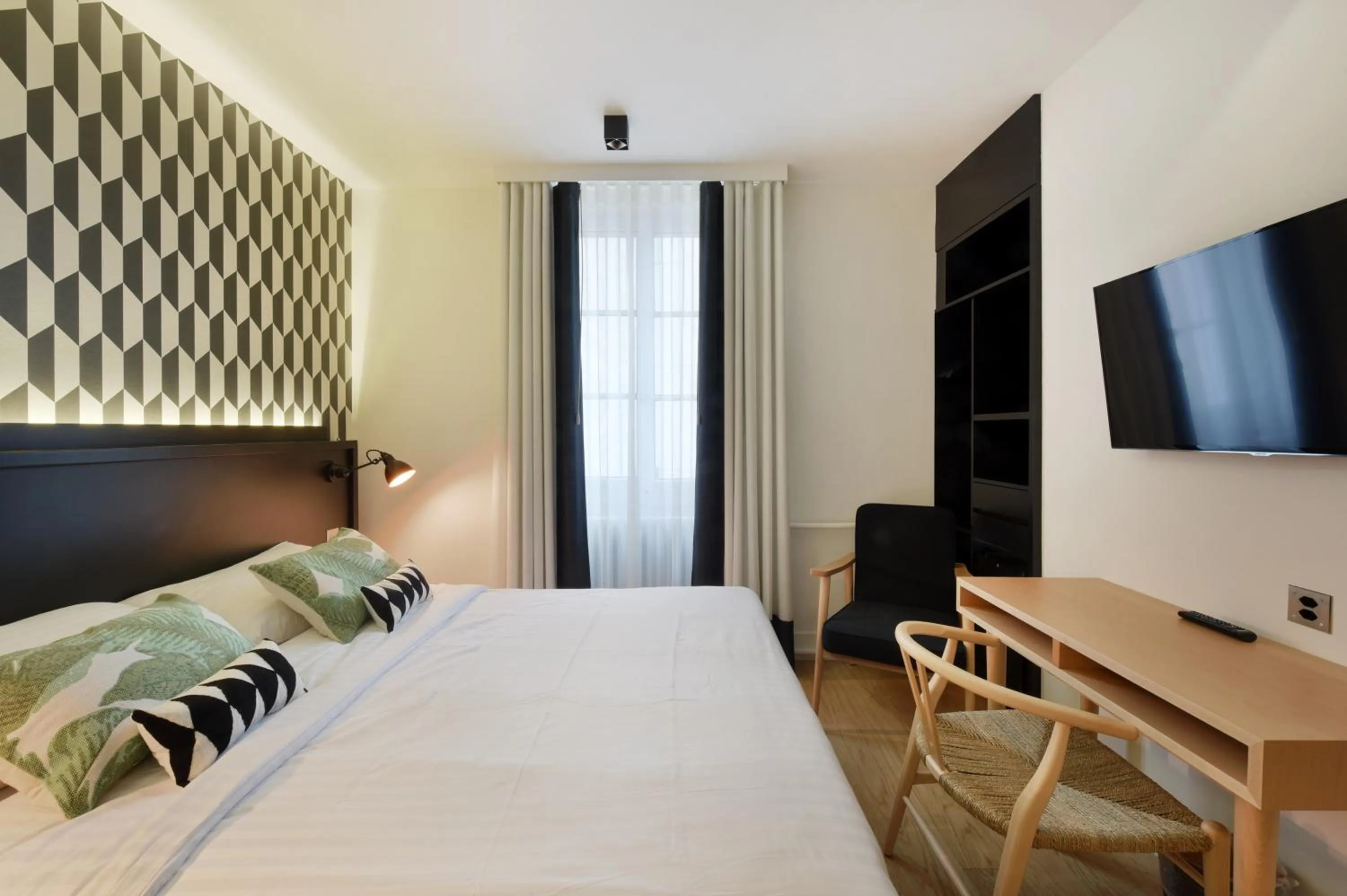 Photo of the whole room, Bed in Hôtel Pax