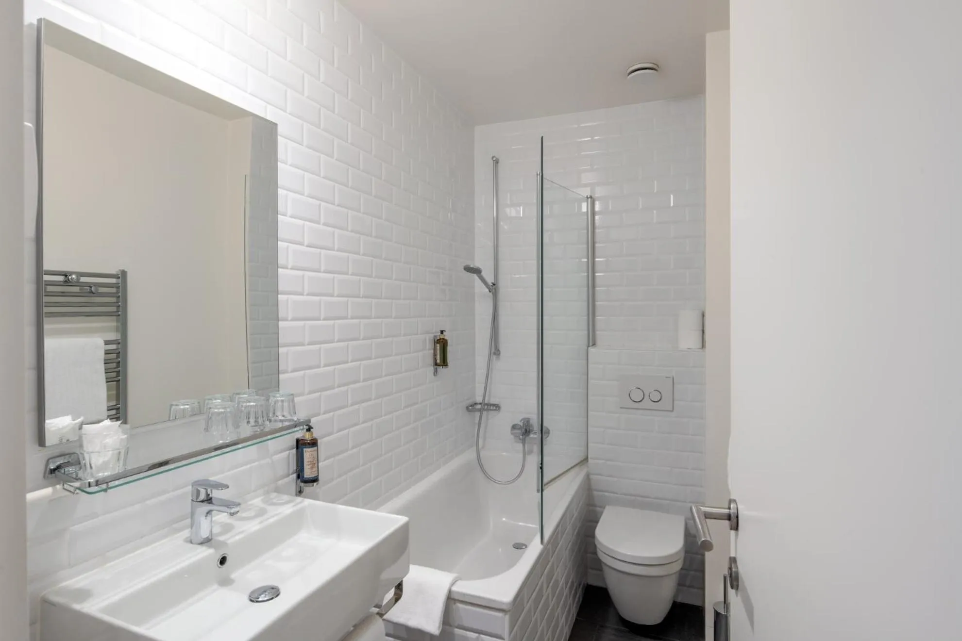 Toilet in Hôtel Pax