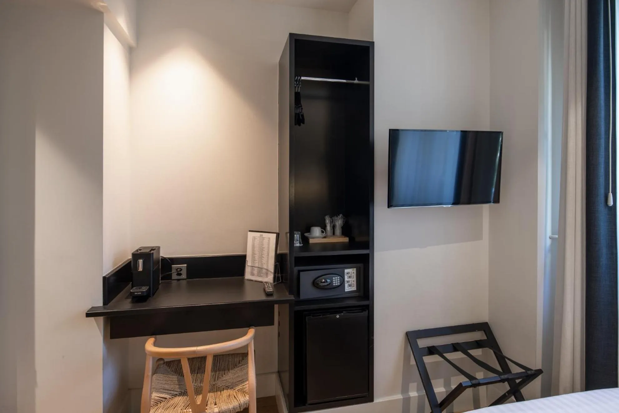 TV and multimedia, Bed in Hôtel Pax