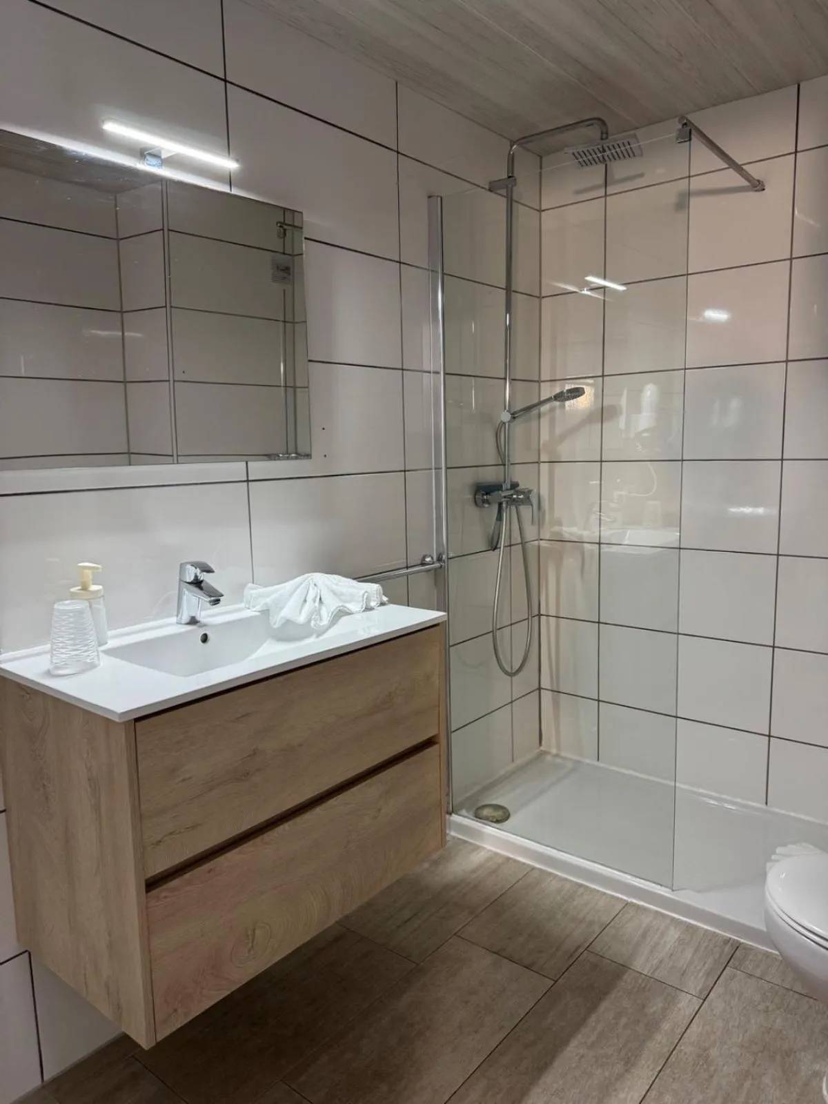 Shower in Orange Colom - Seaside Apartments