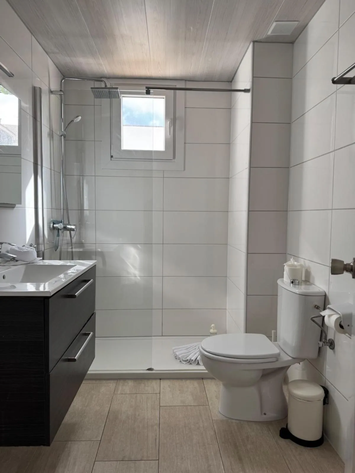 Shower in Orange Colom - Seaside Apartments