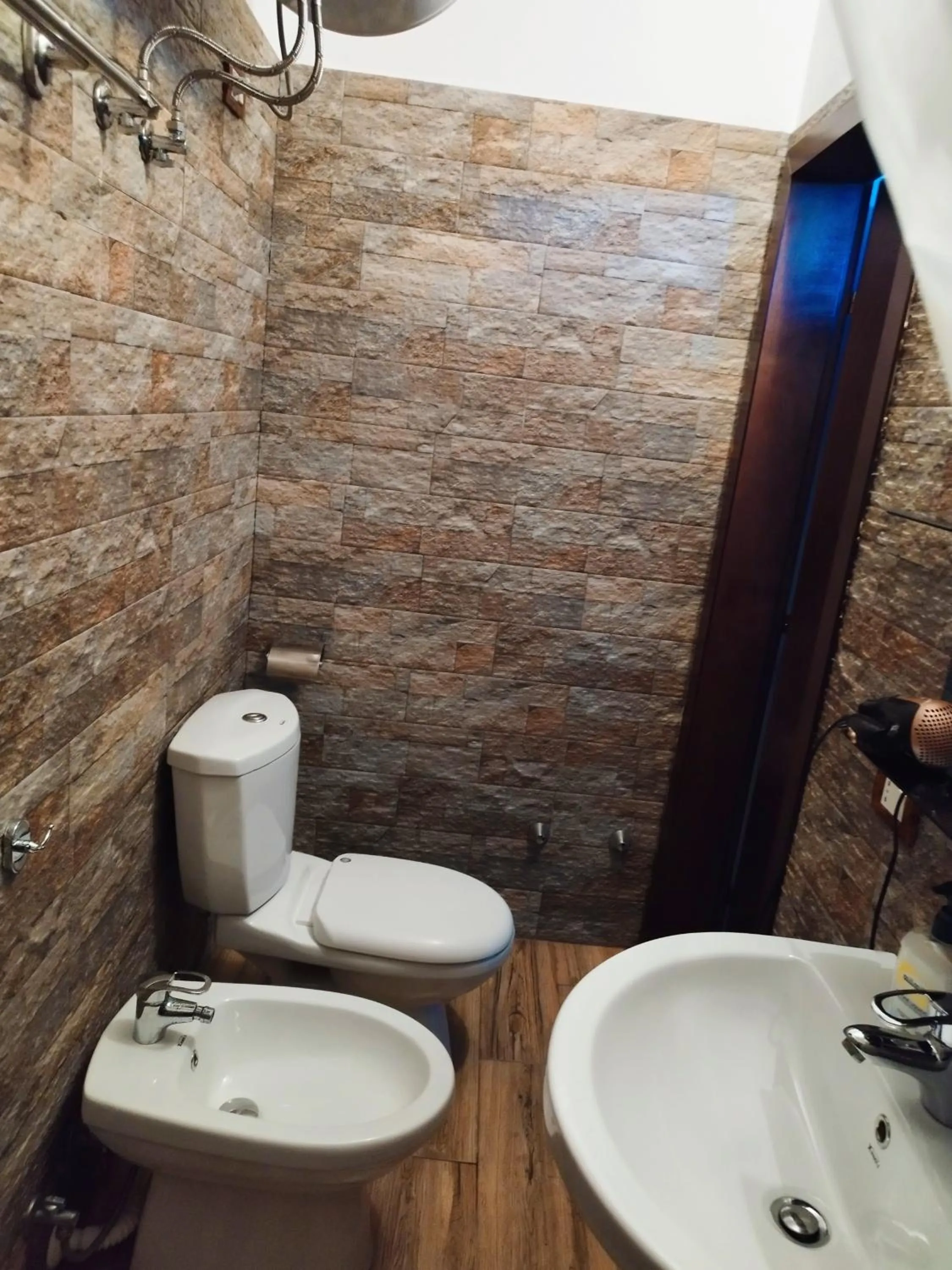 Shower in Guva Mangalem Hotel Restaurant