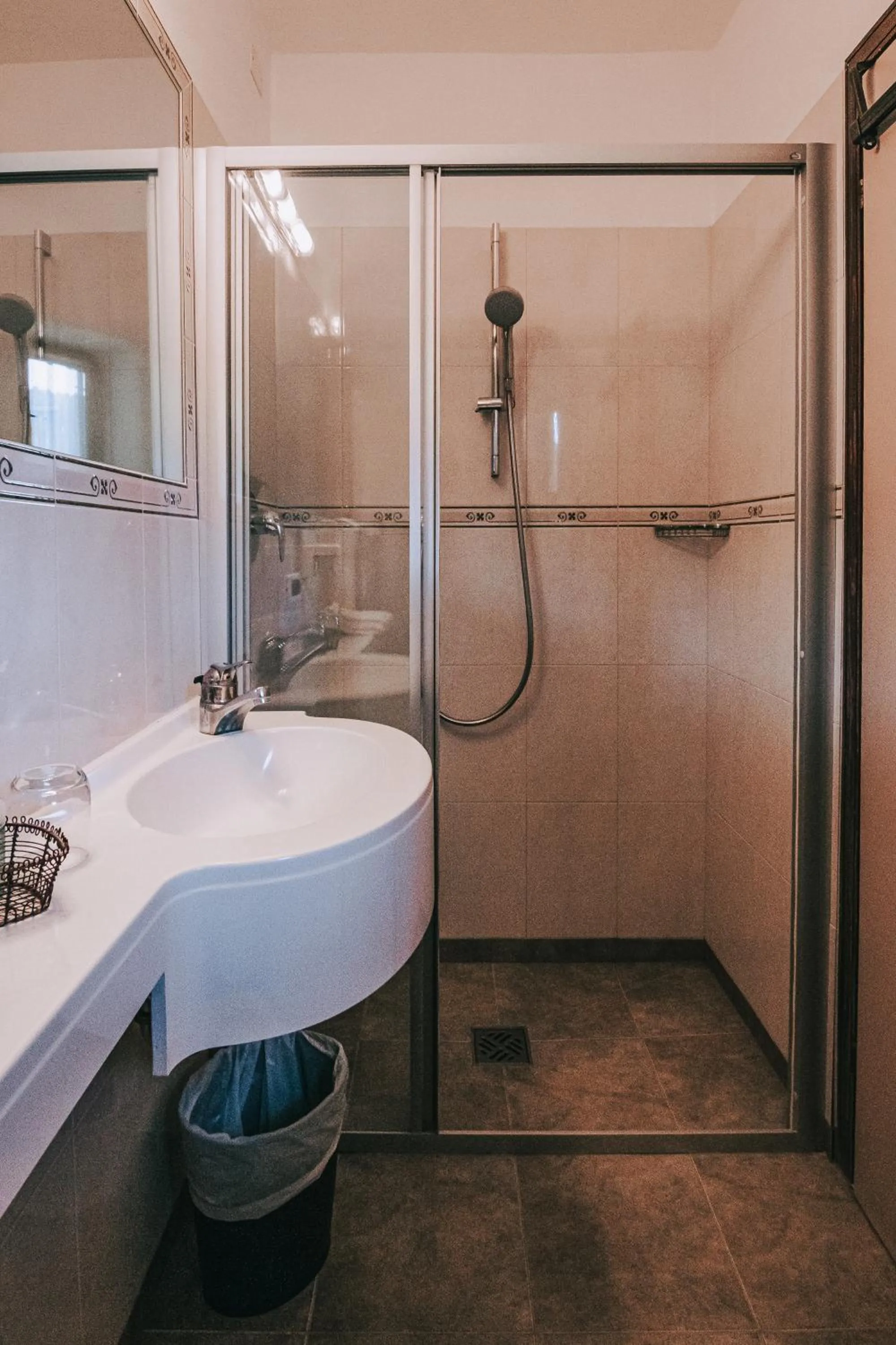 Shower in Hotel Planac