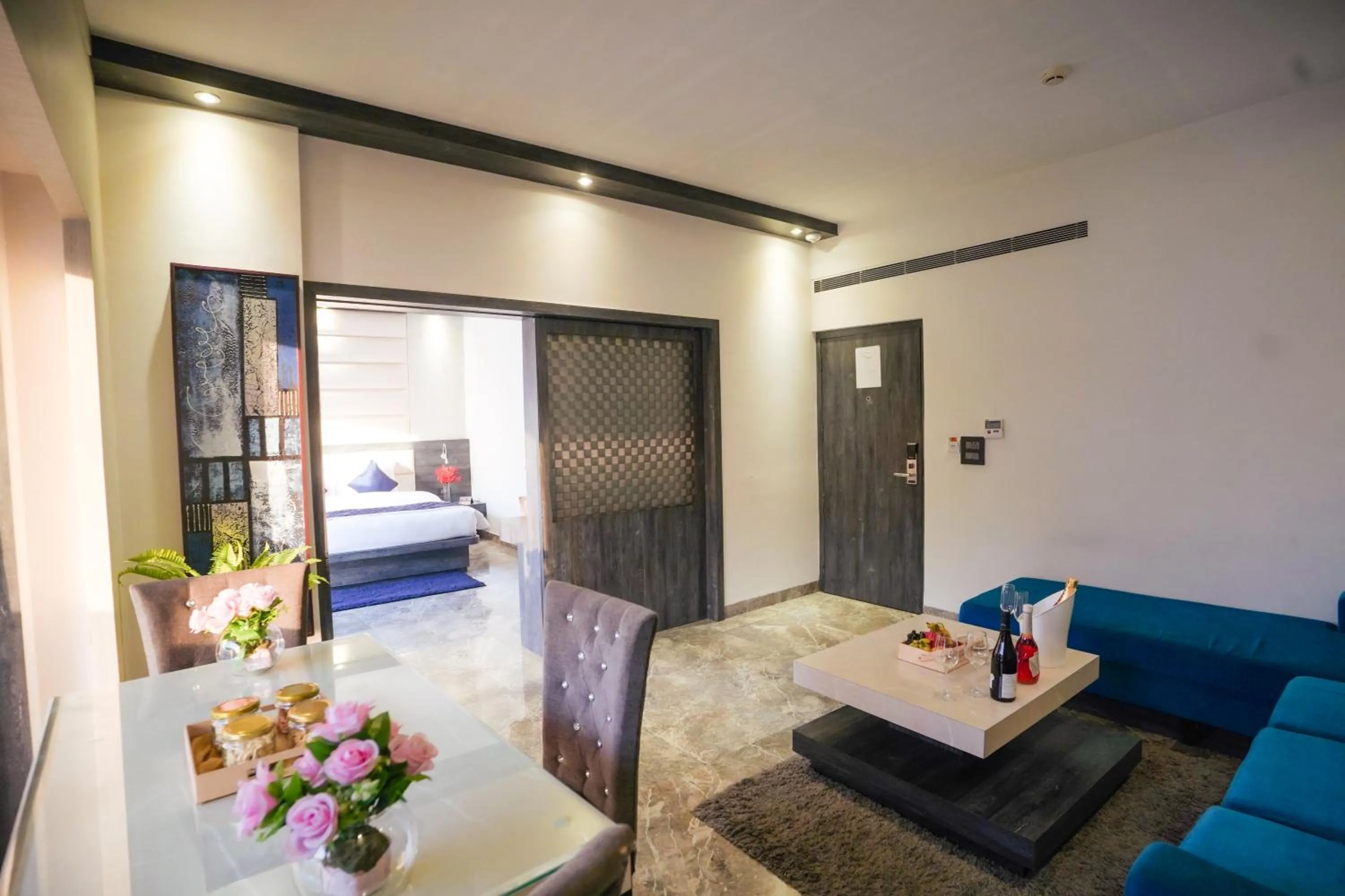 Living room, Bed in Hotel Swarn Towers