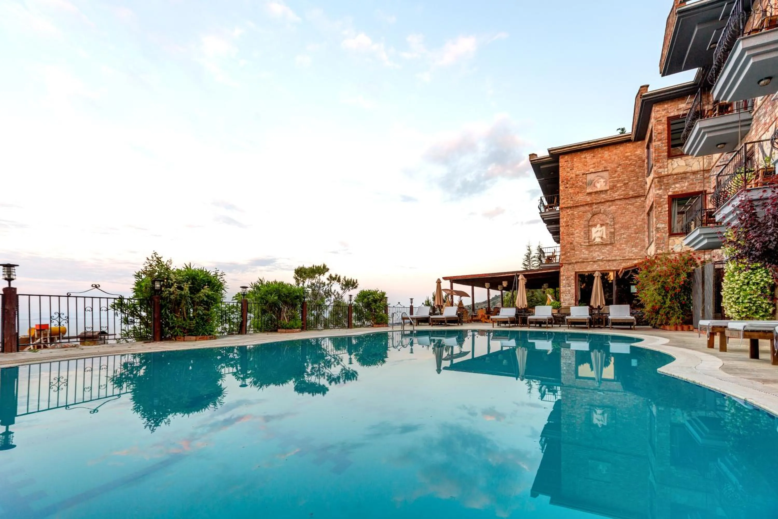 Swimming pool in Papazlıkhan Hotel