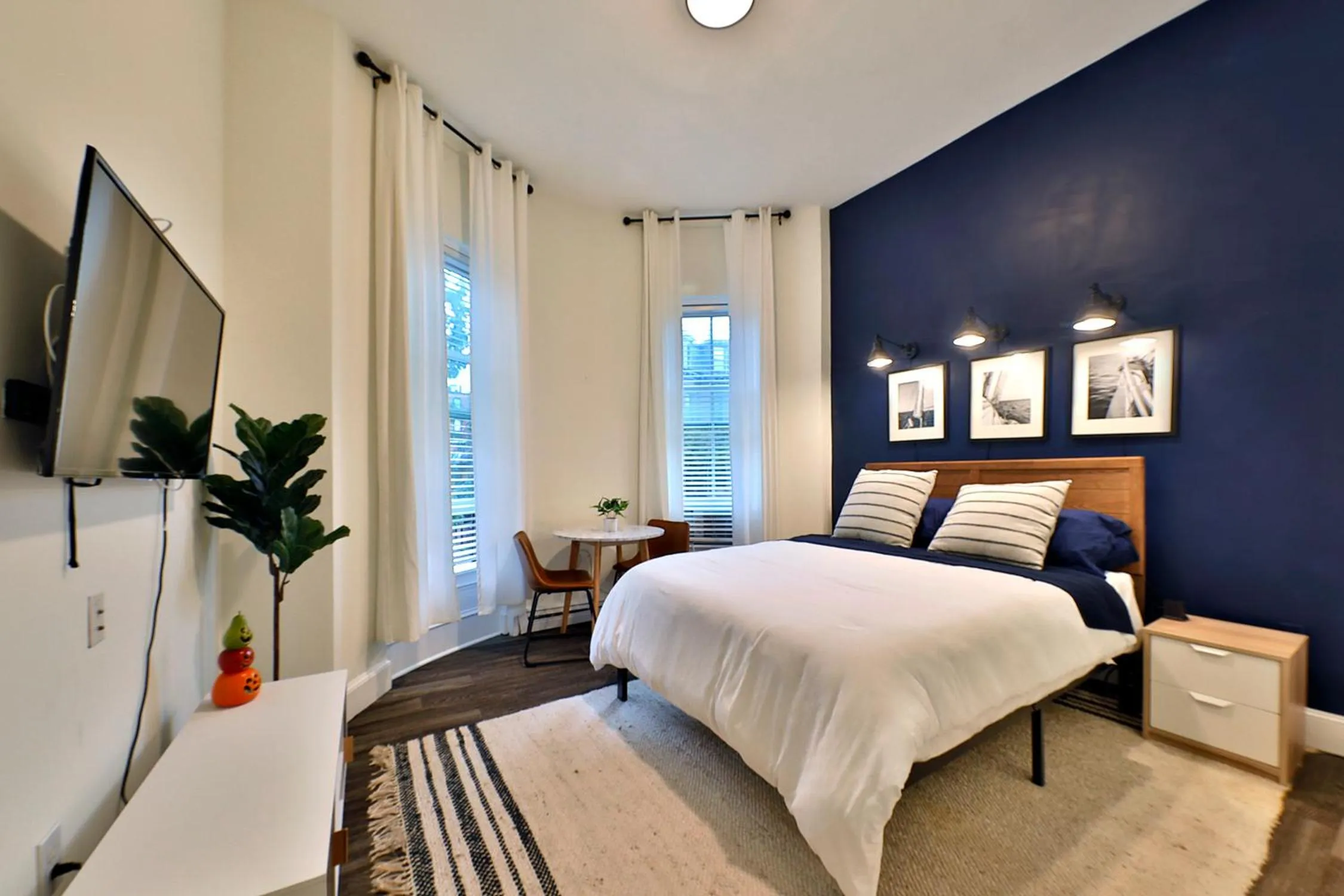 Photo of the whole room, Bed in Good Hotels Boston