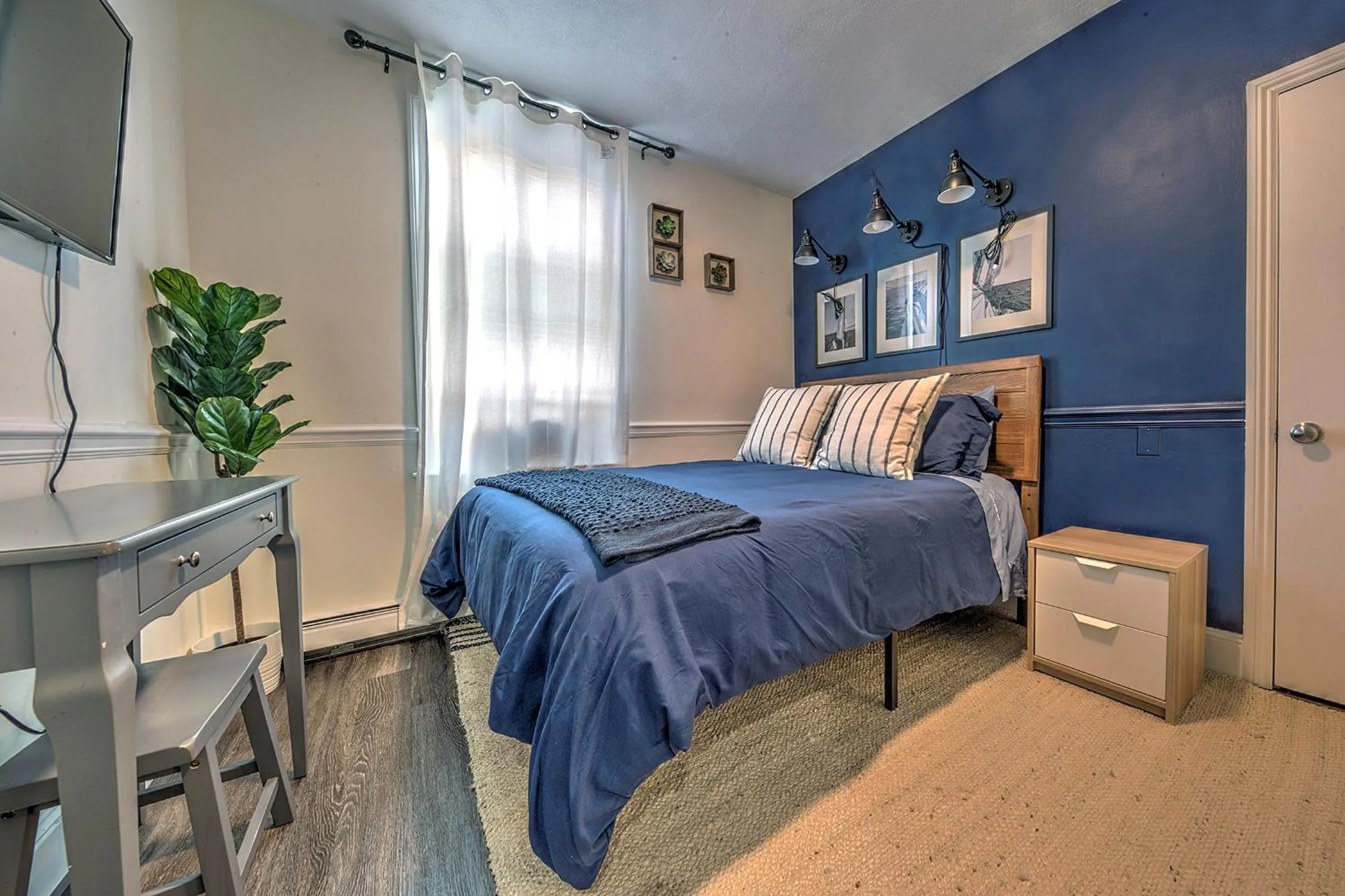 Photo of the whole room, Bed in Good Hotels Boston