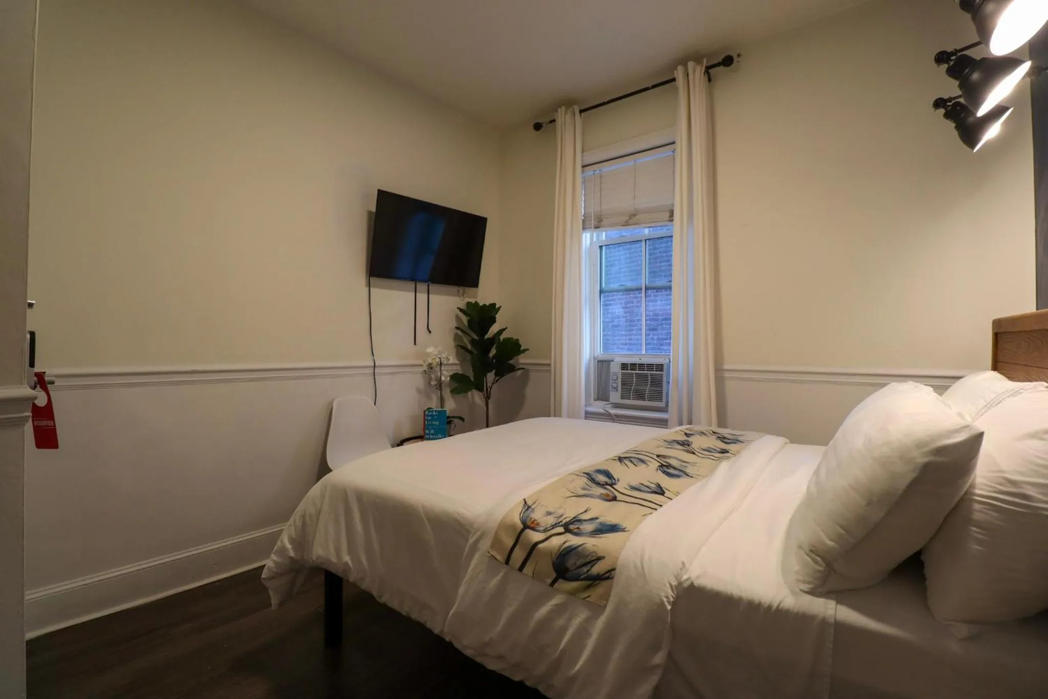 TV and multimedia, Bed in Good Hotels Boston